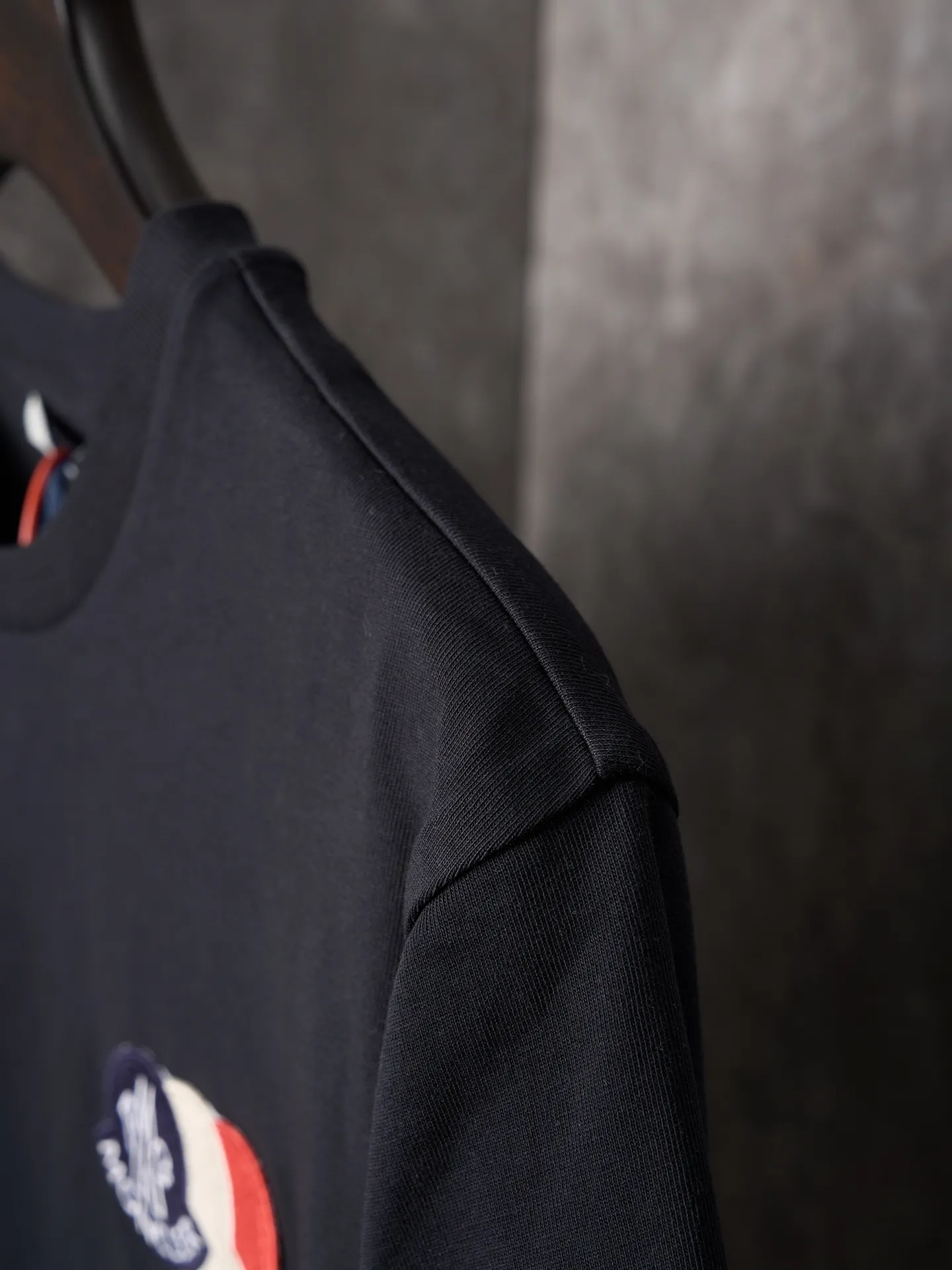 P220 Actual hanging auction] Moncler/mask three-color badge patch logo short sleeves [Ready stock] S M L Use advanced computer control systems and precision mechanical components to achieve Moncler embroidery logo embroidery operations with high precision. The lines are smooth and delicate. The fabrics have been washed and have a better hand feel. Not easy to deform, not easy to shrink, not easy to fade, and maintain long-term beauty and loose fit.