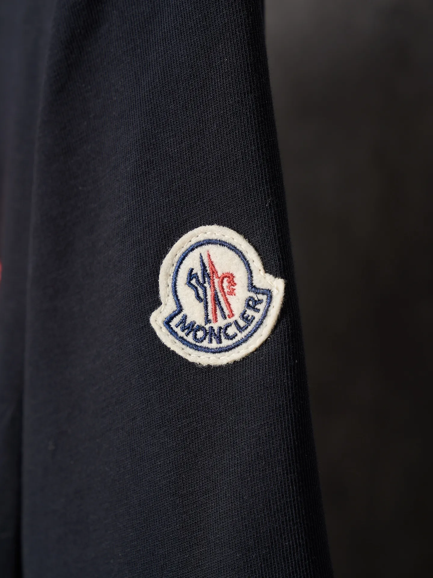 P220 Actual hanging auction] Moncler/mask three-color badge patch logo short sleeves [Ready stock] S M L Use advanced computer control systems and precision mechanical components to achieve Moncler embroidery logo embroidery operations with high precision. The lines are smooth and delicate. The fabrics have been washed and have a better hand feel. Not easy to deform, not easy to shrink, not easy to fade, and maintain long-term beauty and loose fit.