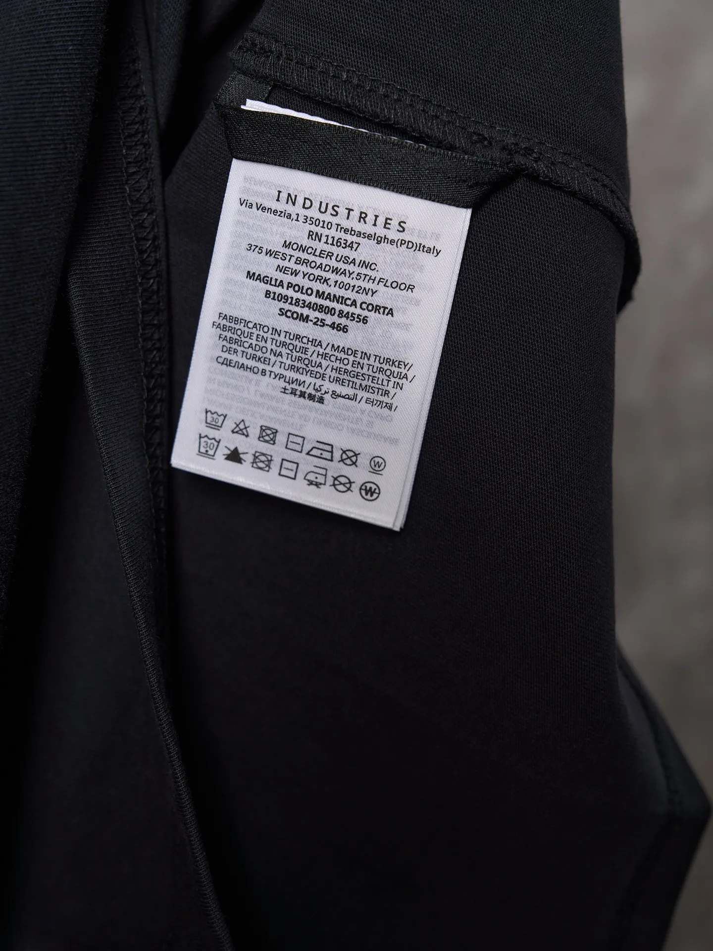 P220 Actual hanging auction] Moncler/mask three-color badge patch logo short sleeves [Ready stock] S M L Use advanced computer control systems and precision mechanical components to achieve Moncler embroidery logo embroidery operations with high precision. The lines are smooth and delicate. The fabrics have been washed and have a better hand feel. Not easy to deform, not easy to shrink, not easy to fade, and maintain long-term beauty and loose fit.