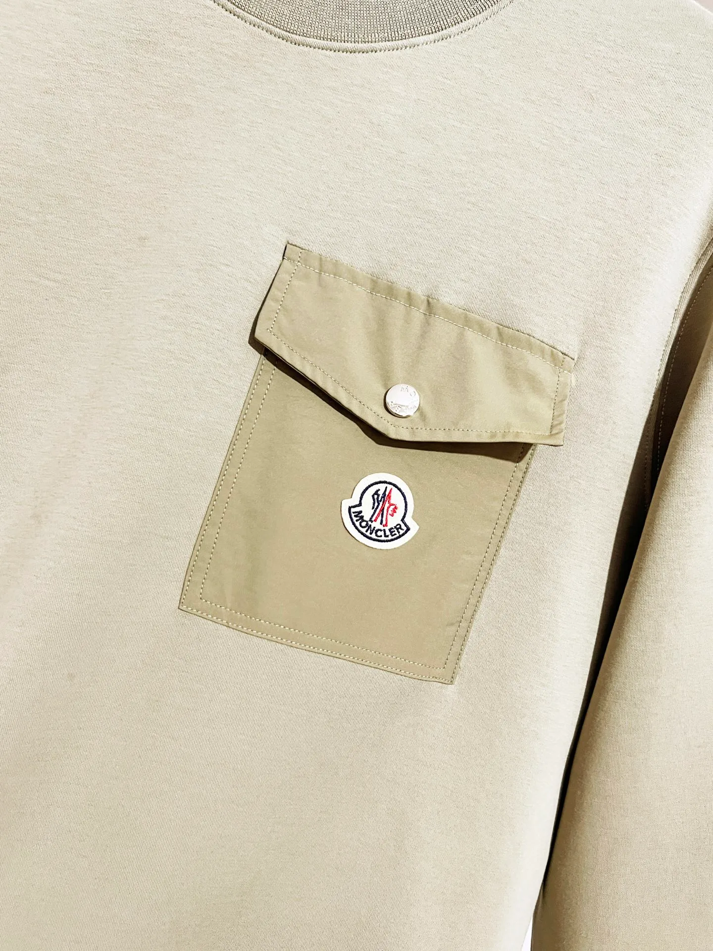 P300 Recommended hot items for foreign trade orders - Moncler's official website is synchronized with the new round-neck air cotton sweatshirt with patch pockets - Made of exclusively customized imported 420g air layer fabric. The upper body is extremely comfortable. Complete customized accessories. Exclusive quality difference currency. Welcome to compare - Color: black moss green - Size: M L XL XXL