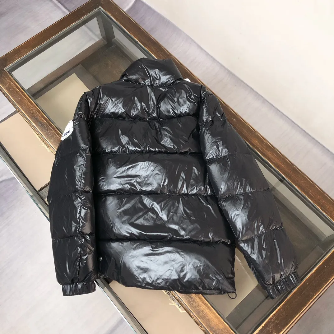 P840 🆕Moncler Tripiti 25 autumn and winter latest tripiti short down jacket for couples, made of functional shiny nylon fabric, comfortable and warm without being heavy. Chenille logo patch highlights the essence of the brand. Filled with 90% down, it is warm, comfortable and not bulky. The large squares form a bread suit pattern. Each square is evenly distributed, firmly locking the down and keeping your figure warm! Color: Black Green Size: 1-2-3-4-5 (M-3xl)