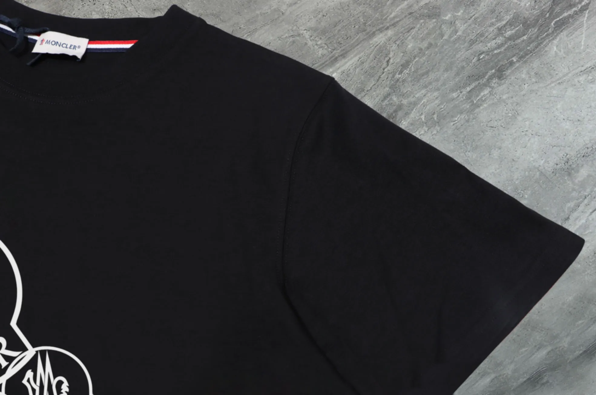 P140 💰Upgraded version "Mobile phone smart sensor ~ NFC chip armband ~ direct access to the official website for anti-counterfeiting" "Moncler ~ Mouth Mouth" 2025 new high-quality round neck short-sleeved T-shirt. The cuffs have imported embroidered labels. Customized dyeing, very comfortable to touch. Super versatile and good-looking short-sleeved. Complete with three labels. Non-market ordinary version. Feel free to compare. Quality is absolutely guaranteed! ‼ First of all, this original fabric is all custom-woven with 32-count double yarn fabric, 250G, and the weight is the same‼ Fine workmanship, double waistcoat method, double waistcoat method, double waistcoat method makes the whole dress more three-dimensional, which is not a craft that ordinary T-shirts can achieve🤪 Size: S-M-L-XL-2XL Color: black, white, apricot, same style for men and women