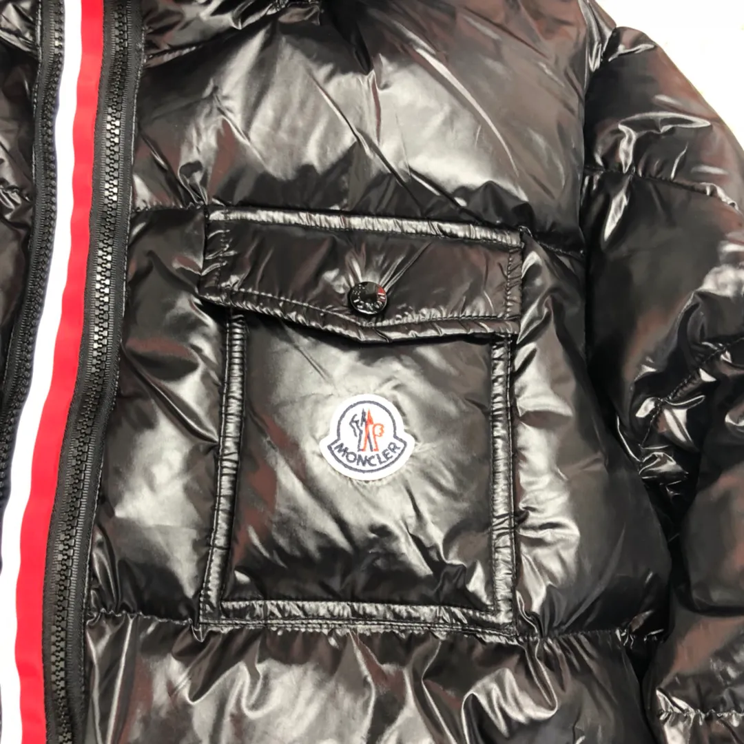 P700 💎Black💎 Moncler Men's Men's Men's Down Jacket is now in stock👏👏Available at Asian Men's Mouth Counters. The sleeves are equipped with windproof hand sleeves. The double-layer inner liner ensures the warmth of the clothes and prevents velvet running. The accessories, details and hardware are all in place. Black, white, military green, code number: 12345