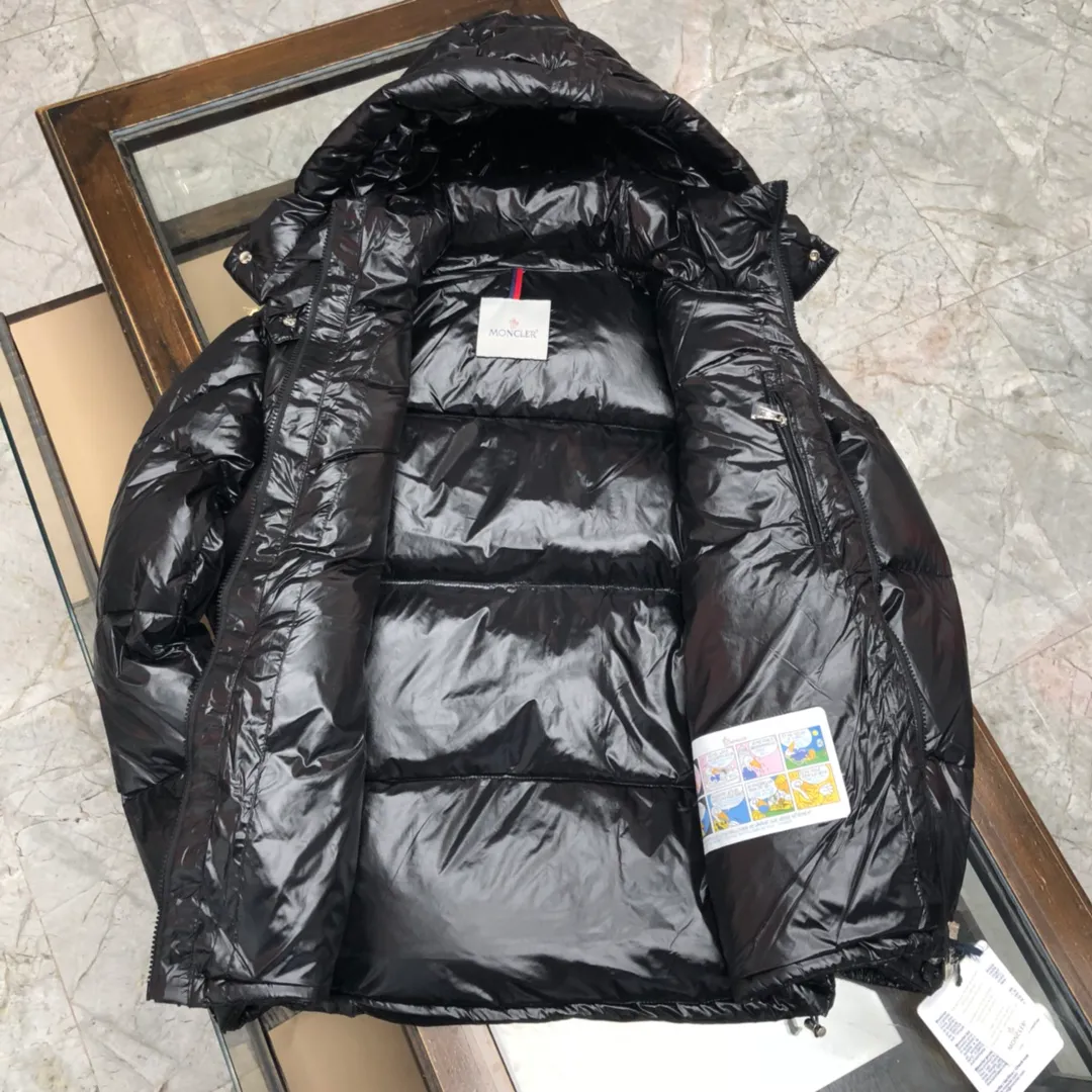 P700 💎Black💎 Moncler Men's Men's Men's Down Jacket is now in stock👏👏Available at Asian Men's Mouth Counters. The sleeves are equipped with windproof hand sleeves. The double-layer inner liner ensures the warmth of the clothes and prevents velvet running. The accessories, details and hardware are all in place. Black, white, military green, code number: 12345