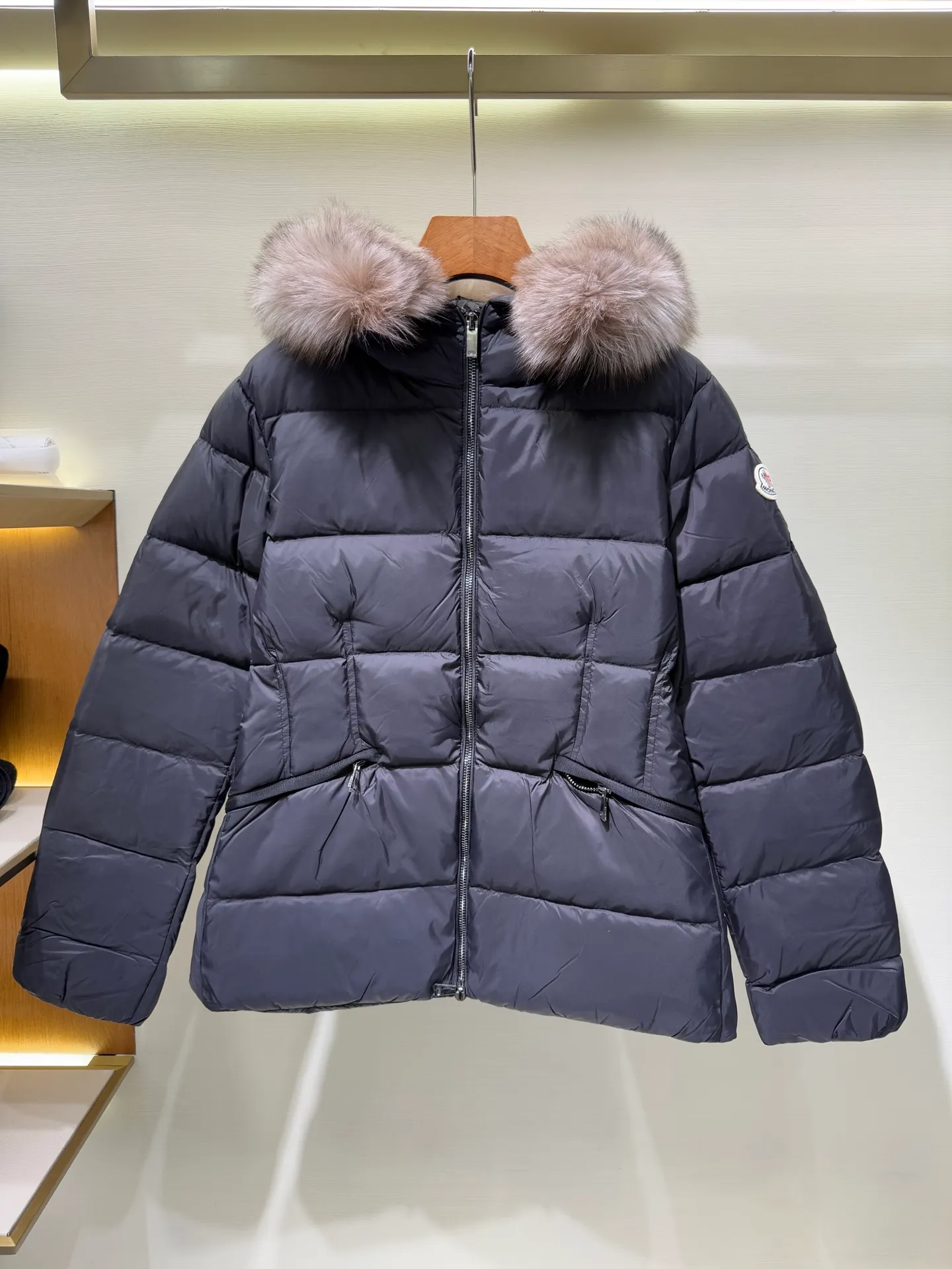 P1390 Moncler Men's Boed hooded short down jacket for women (available in two fur colors, black fur and gray fur) Boed women's down jacket is made of longue saison fabric, providing gorgeous warmth and care. The Boed down jacket features a feminine silhouette and a waist-cinching belt for a stylish winter look. Made from longve saison fabric, it has a hooded style and rich trimmings.  Fabric: Made of longue saison fabric, Longue saison lining, filled with down Craftsmanship: Hood with removable trim, zipper closure, zipper pockets Elastic waistband with snap closure Sizes: 1 2 3 4 5659010