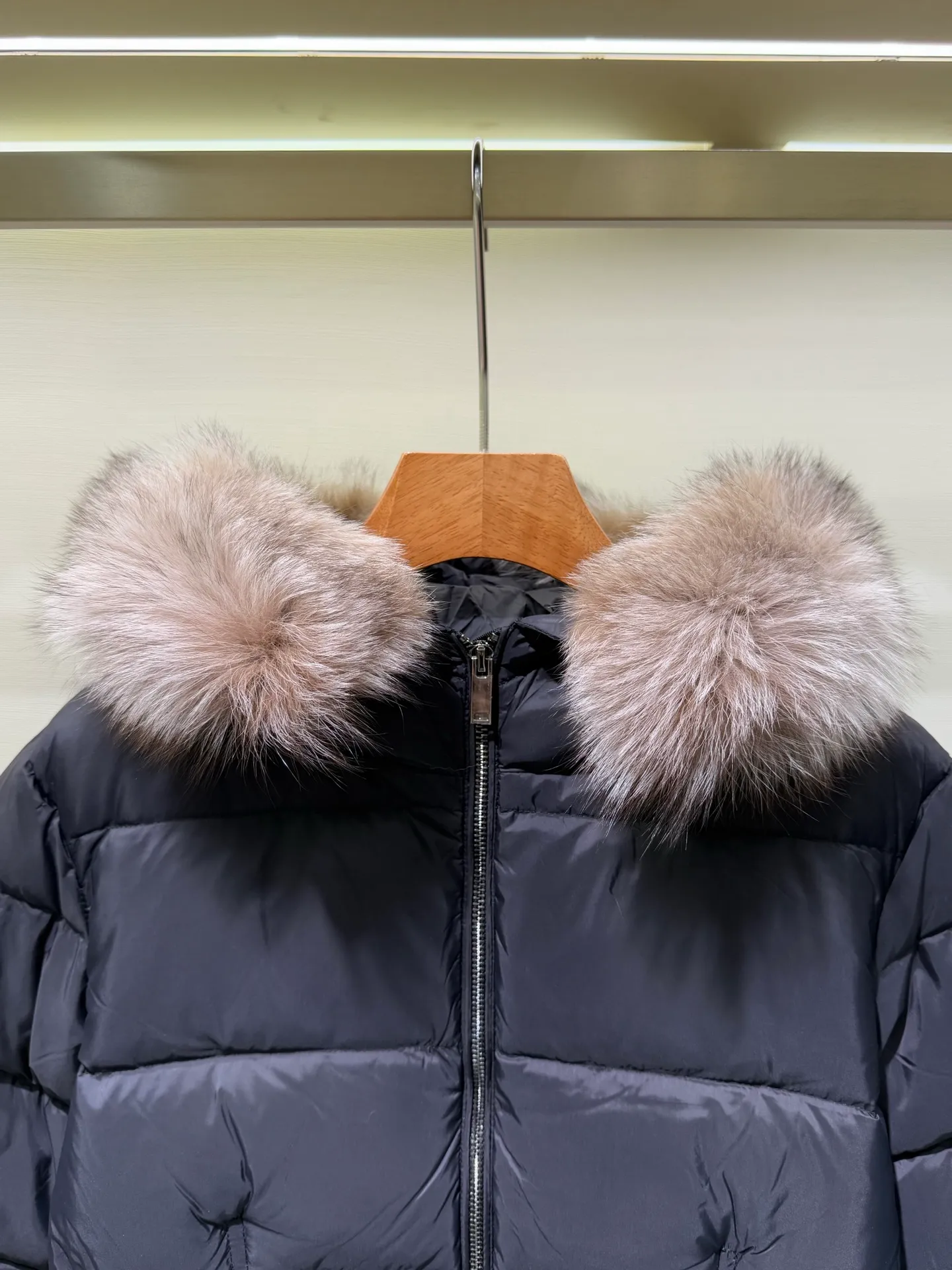 P1390 Moncler Men's Boed hooded short down jacket for women (available in two fur colors, black fur and gray fur) Boed women's down jacket is made of longue saison fabric, providing gorgeous warmth and care. The Boed down jacket features a feminine silhouette and a waist-cinching belt for a stylish winter look. Made from longve saison fabric, it has a hooded style and rich trimmings.  Fabric: Made of longue saison fabric, Longue saison lining, filled with down Craftsmanship: Hood with removable trim, zipper closure, zipper pockets Elastic waistband with snap closure Sizes: 1 2 3 4 5659010