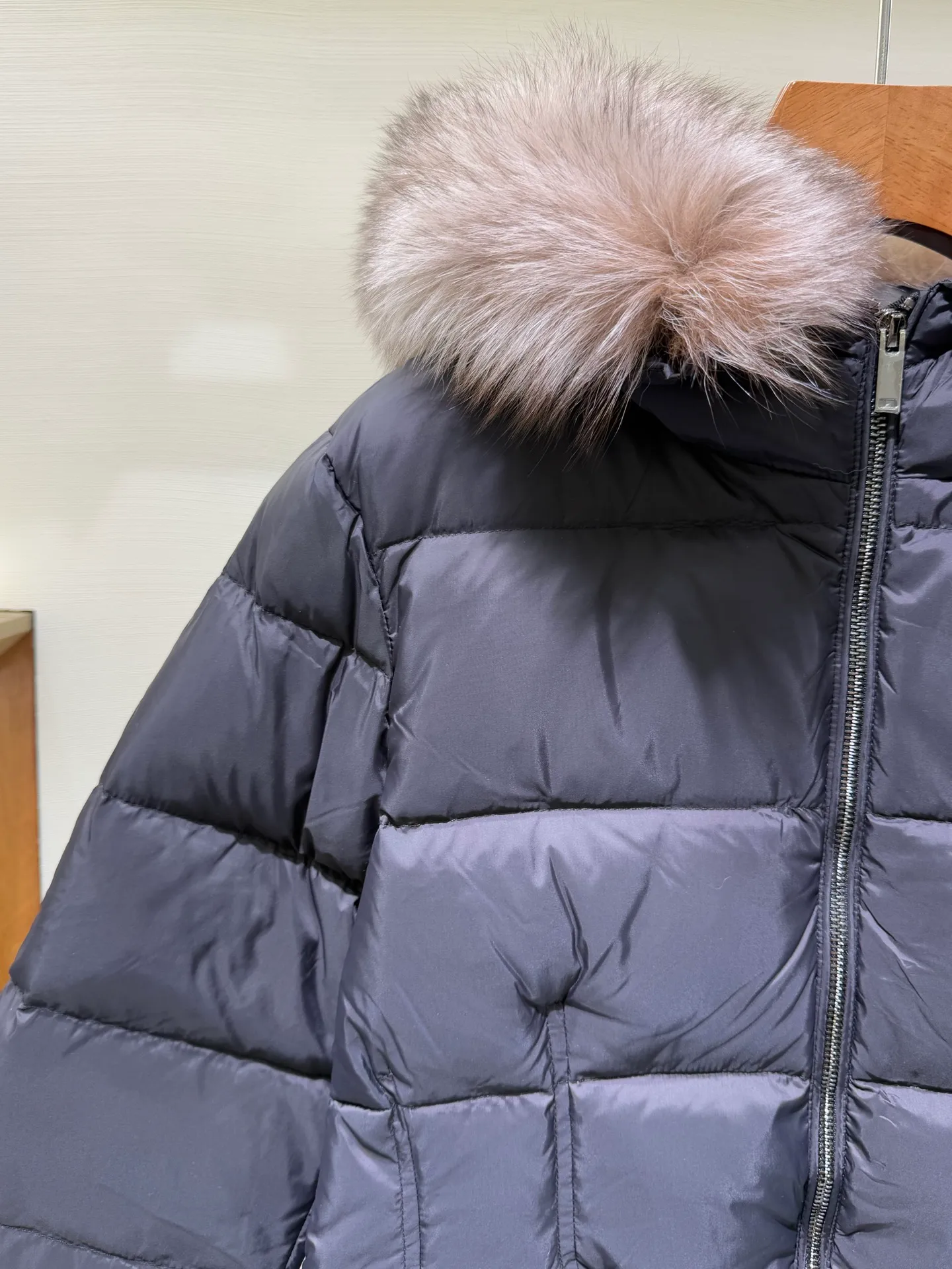 P1390 Moncler Men's Boed hooded short down jacket for women (available in two fur colors, black fur and gray fur) Boed women's down jacket is made of longue saison fabric, providing gorgeous warmth and care. The Boed down jacket features a feminine silhouette and a waist-cinching belt for a stylish winter look. Made from longve saison fabric, it has a hooded style and rich trimmings.  Fabric: Made of longue saison fabric, Longue saison lining, filled with down Craftsmanship: Hood with removable trim, zipper closure, zipper pockets Elastic waistband with snap closure Sizes: 1 2 3 4 5659010