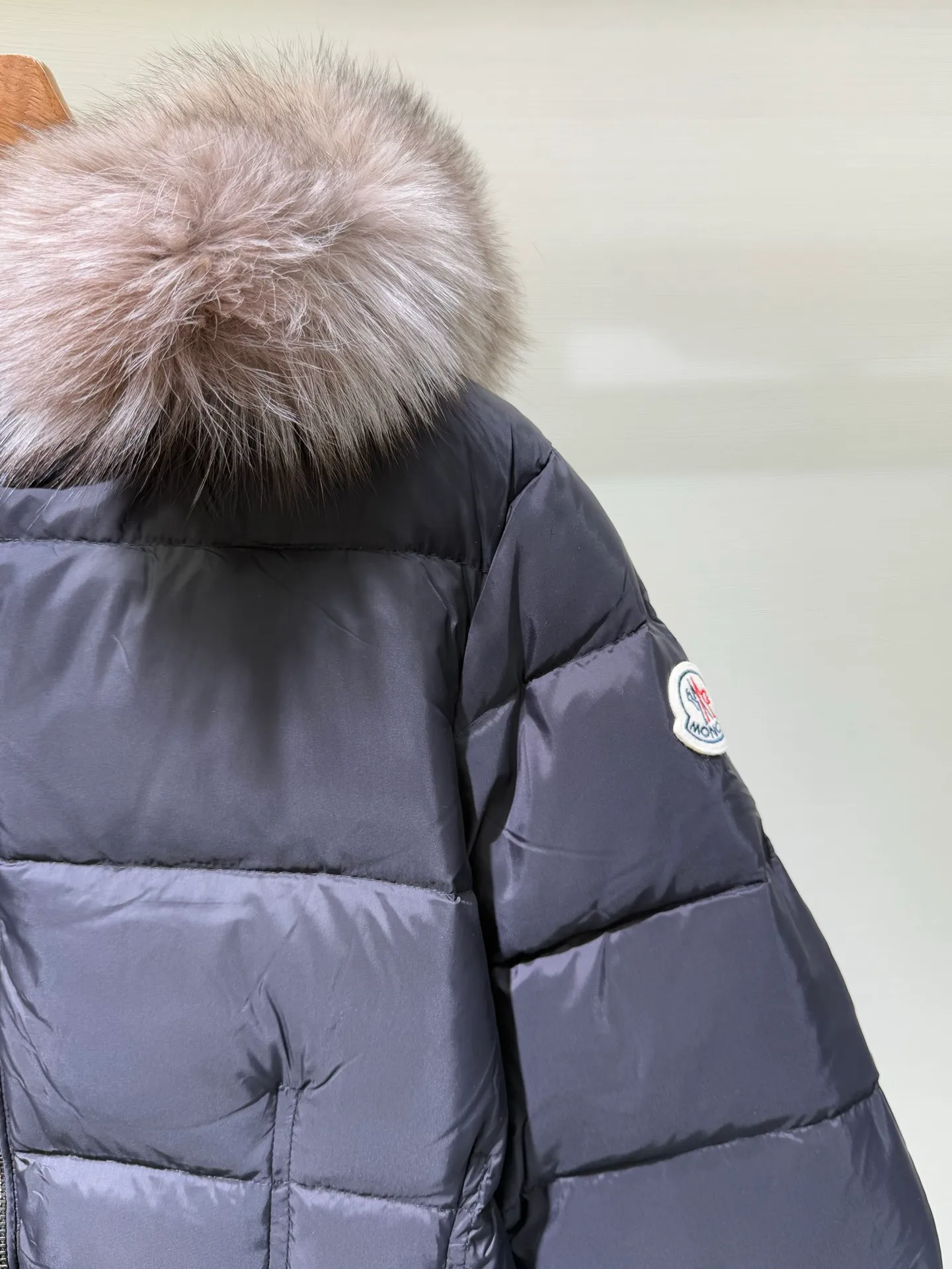 P1390 Moncler Men's Boed hooded short down jacket for women (available in two fur colors, black fur and gray fur) Boed women's down jacket is made of longue saison fabric, providing gorgeous warmth and care. The Boed down jacket features a feminine silhouette and a waist-cinching belt for a stylish winter look. Made from longve saison fabric, it has a hooded style and rich trimmings.  Fabric: Made of longue saison fabric, Longue saison lining, filled with down Craftsmanship: Hood with removable trim, zipper closure, zipper pockets Elastic waistband with snap closure Sizes: 1 2 3 4 5659010