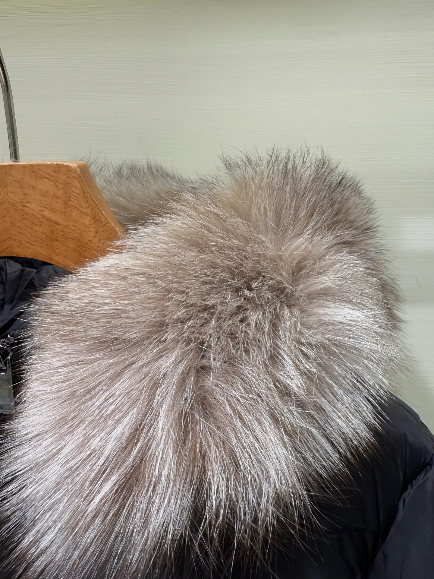 P1390 Moncler Men's Boed hooded short down jacket for women (available in two fur colors, black fur and gray fur) Boed women's down jacket is made of longue saison fabric, providing gorgeous warmth and care. The Boed down jacket features a feminine silhouette and a waist-cinching belt for a stylish winter look. Made from longve saison fabric, it has a hooded style and rich trimmings.  Fabric: Made of longue saison fabric, Longue saison lining, filled with down Craftsmanship: Hood with removable trim, zipper closure, zipper pockets Elastic waistband with snap closure Sizes: 1 2 3 4 5659010