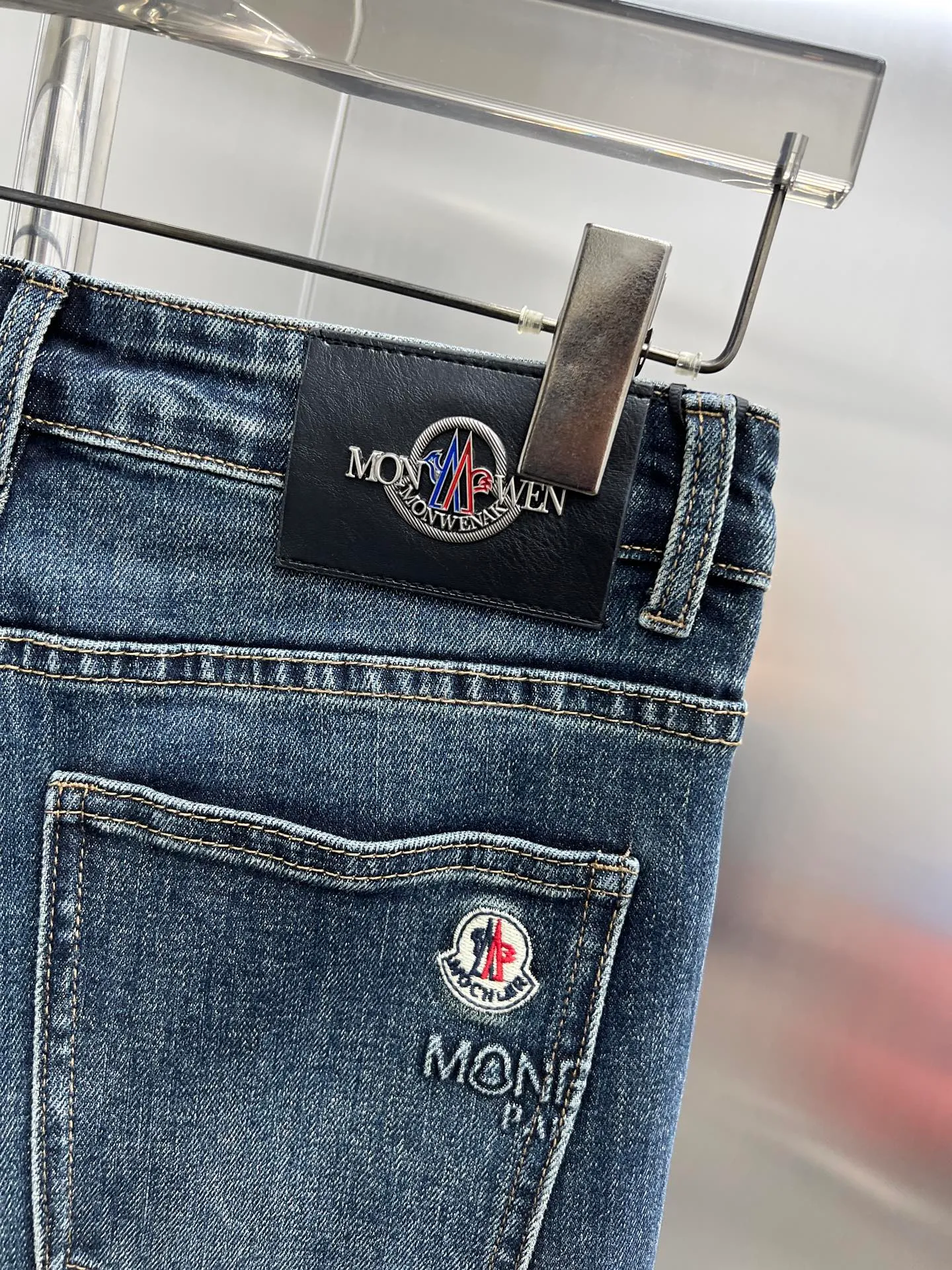 P320 Moncler (straight-leg pants) 🌟The new first-time counter foreign trade order popular jeans are super customized, original hardware, super heavy craftsmanship, awesome shape and impeccable details! The style is not picky, the feel is soft and elastic, especially high-end. Highly recommended 🐒🐒Size: 28-36🈚️35