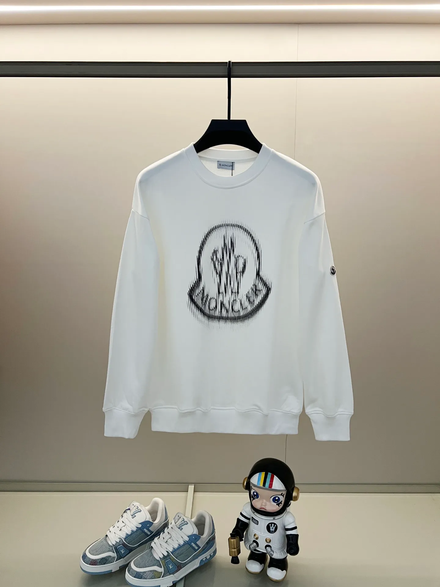 P220 MONCLER/Mask 420g pure cotton round neck sweatshirt Iconic brand letter LOGO ghost printing arm patch technology Official synchronization High version High quality Fashion personality Versatile trend Pure original quality Original fabric Hang tag Collar label Washed wheat Complete three labels Color: Black. White. Khaki. Size: XS-L