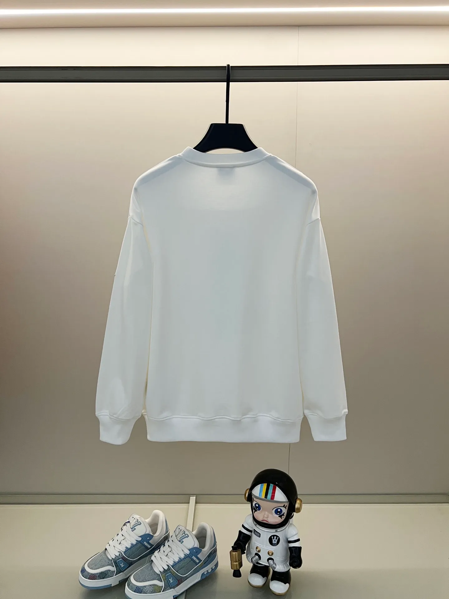P220 MONCLER/Mask 420g pure cotton round neck sweatshirt Iconic brand letter LOGO ghost printing arm patch technology Official synchronization High version High quality Fashion personality Versatile trend Pure original quality Original fabric Hang tag Collar label Washed wheat Complete three labels Color: Black. White. Khaki. Size: XS-L