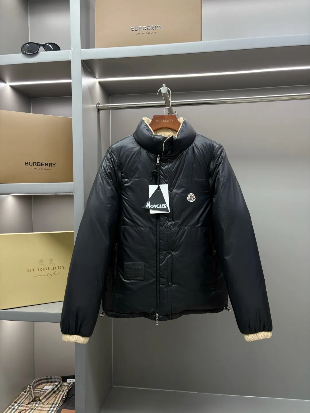 P1240 Moncler's new double-sided down jacket Verone series Double-sided down jacket·Detachable sleeves can be used as a vest·One can be worn as four pieces at the same price/performance ratio 2025 autumn and winter new style🆕Original 1:1 customization) Hardware accessories are all imported and original customization Welcome to compare at the counter Absolutely high quality Made of top-grade 95 white goose down Super soft Filled with fluffy and full feathers Super heavy-duty Fabric workmanship 👍Perfect version Note⚠The fabric is super comfortable. Exclusive model. Not commercially available. Same style for men and women. Size: M-XXXL. Color: apricot black.