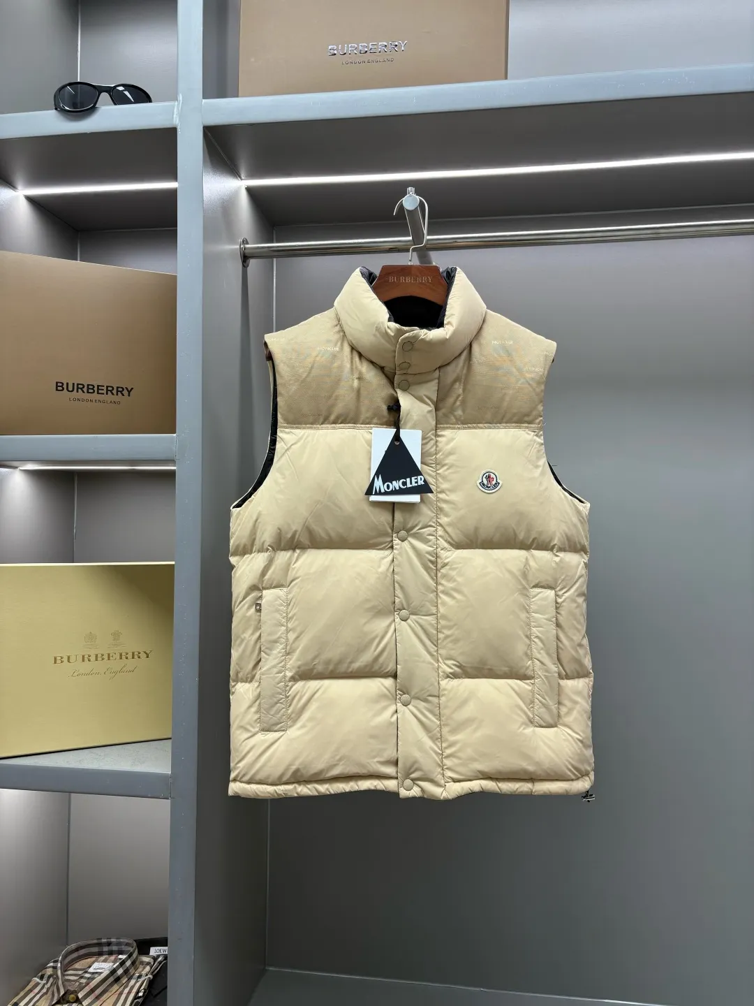 P1240 Moncler's new double-sided down jacket Verone series Double-sided down jacket·Detachable sleeves can be used as a vest·One can be worn as four pieces at the same price/performance ratio 2025 autumn and winter new style🆕Original 1:1 customization) Hardware accessories are all imported and original customization Welcome to compare at the counter Absolutely high quality Made of top-grade 95 white goose down Super soft Filled with fluffy and full feathers Super heavy-duty Fabric workmanship 👍Perfect version Note⚠The fabric is super comfortable. Exclusive model. Not commercially available. Same style for men and women. Size: M-XXXL. Color: apricot black.