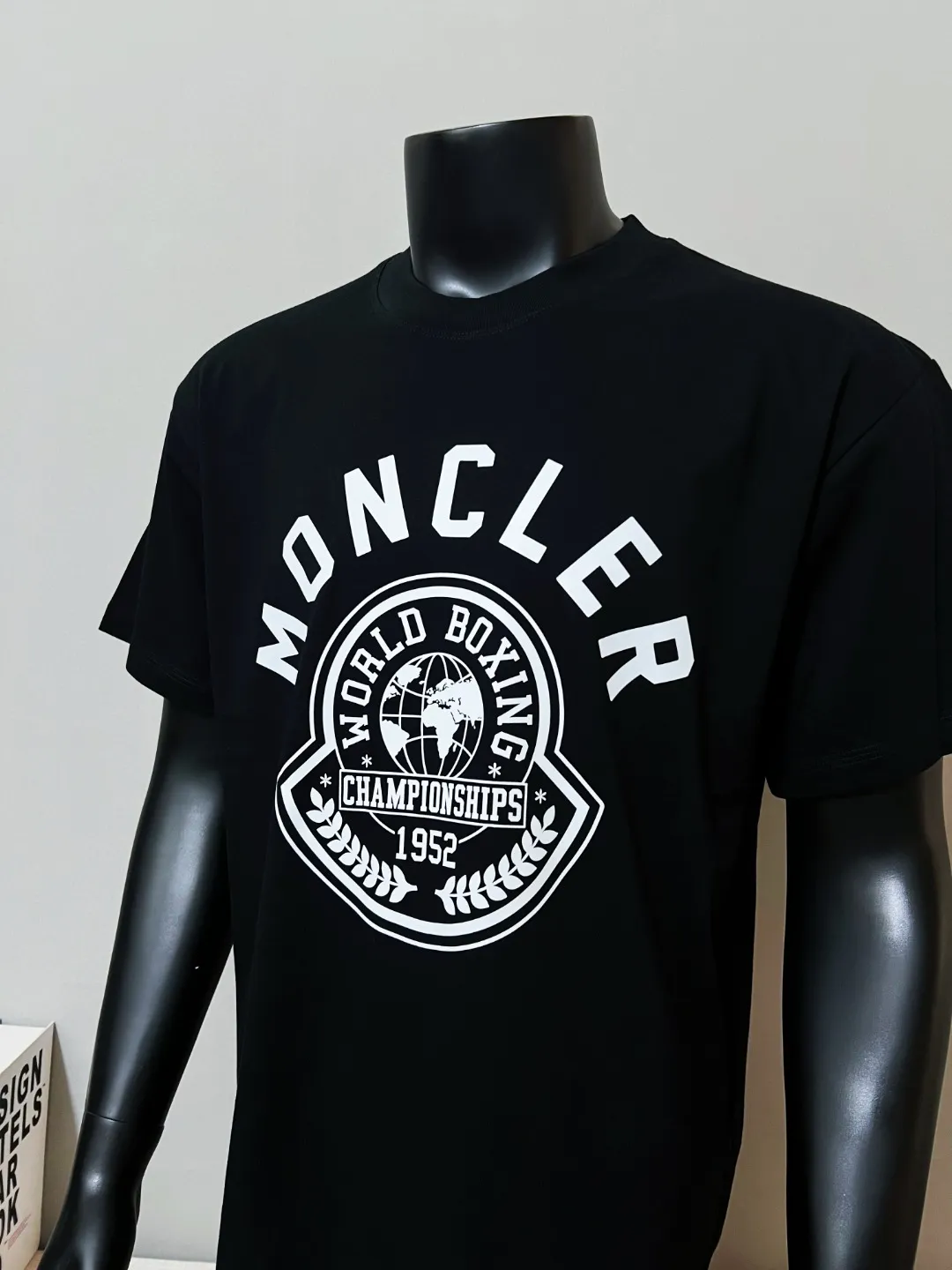 P140 MONCLER is new, 26ss spring and summer new style, officially on sale at the same time; 1952 wheat ear logo large logo printed short-sleeved T-shirt, the details match the official version, and the size of the logo is strictly controlled , standard size, details are in sync with the official version; 240g double yarn 100% cotton fabric is selected, imported woven thread, the neckline is boned to prevent deformation, washed at high temperature at the factory, the fabric is soft and breathable, does not shrink and prevent deformation, NCF washed mark identification, details are in place and the upper body is good-looking, European size version, loose and suitable, the same color as the official website: black, size XS-L (L size can wear 200 pounds)
