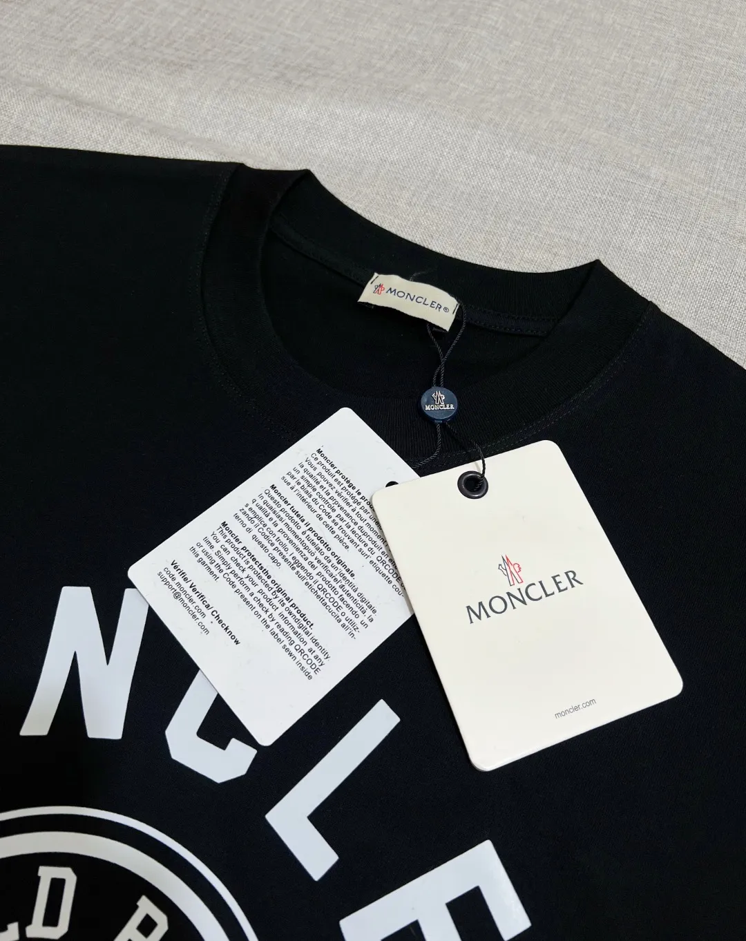 P140 MONCLER is new, 26ss spring and summer new style, officially on sale at the same time; 1952 wheat ear logo large logo printed short-sleeved T-shirt, the details match the official version, and the size of the logo is strictly controlled , standard size, details are in sync with the official version; 240g double yarn 100% cotton fabric is selected, imported woven thread, the neckline is boned to prevent deformation, washed at high temperature at the factory, the fabric is soft and breathable, does not shrink and prevent deformation, NCF washed mark identification, details are in place and the upper body is good-looking, European size version, loose and suitable, the same color as the official website: black, size XS-L (L size can wear 200 pounds)
