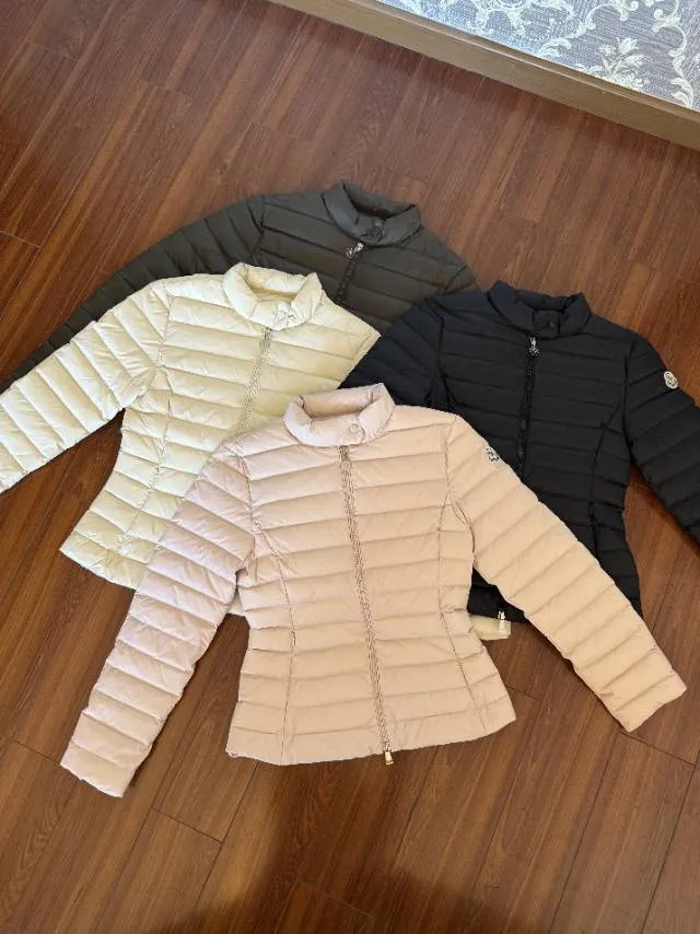 P720 MONCLER Meng Mouth 25 Years New Women's Down Jacket, Light and Light, Perfect Balance of Temperature and Style ▫️ 90% rare goose down filling｜Fearless in sub-zero temperatures, lightweight and temperature-locking ▫️ Innovative wool knitted sleeves｜Soft touch, three-dimensional silhouette is not bloated ▫️ High-end aesthetics of contrasting materials｜Matte pressed black feathers + delicate wool texture 🌟 Luxurious details • Demonstration of layering turtleneck sweaters | Lazy and high-end sense • K-gold chain finishing touch | Eye-catching and sparkling • Universal matching of trousers | One-click switch for commuting and dating "A winter shirt that can be worn for ten years" Color: Black·White·Pink Green Code Number: 0 1 2 3