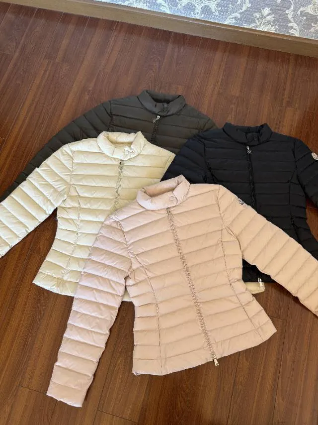 P720 MONCLER Meng Mouth 25 Years New Women's Down Jacket, Light and Light, Perfect Balance of Temperature and Style ▫️ 90% rare goose down filling｜Fearless in sub-zero temperatures, lightweight and temperature-locking ▫️ Innovative wool knitted sleeves｜Soft touch, three-dimensional silhouette is not bloated ▫️ High-end aesthetics of contrasting materials｜Matte pressed black feathers + delicate wool texture 🌟 Luxurious details • Demonstration of layering turtleneck sweaters | Lazy and high-end sense • K-gold chain finishing touch | Eye-catching and sparkling • Universal matching of trousers | One-click switch for commuting and dating "A winter shirt that can be worn for ten years" Color: Black·White·Pink Green Code Number: 0 1 2 3