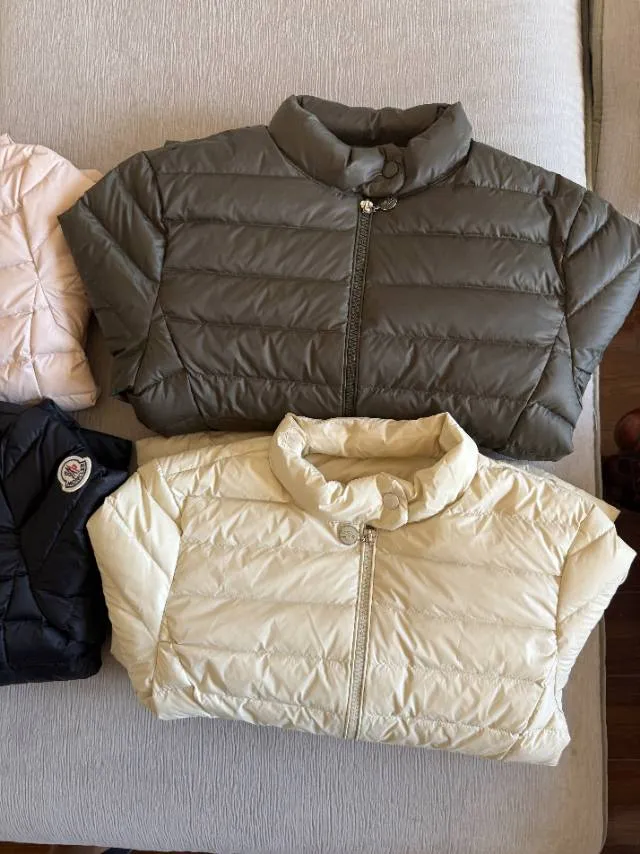 P720 MONCLER Meng Mouth 25 Years New Women's Down Jacket, Light and Light, Perfect Balance of Temperature and Style ▫️ 90% rare goose down filling｜Fearless in sub-zero temperatures, lightweight and temperature-locking ▫️ Innovative wool knitted sleeves｜Soft touch, three-dimensional silhouette is not bloated ▫️ High-end aesthetics of contrasting materials｜Matte pressed black feathers + delicate wool texture 🌟 Luxurious details • Demonstration of layering turtleneck sweaters | Lazy and high-end sense • K-gold chain finishing touch | Eye-catching and sparkling • Universal matching of trousers | One-click switch for commuting and dating "A winter shirt that can be worn for ten years" Color: Black·White·Pink Green Code Number: 0 1 2 3