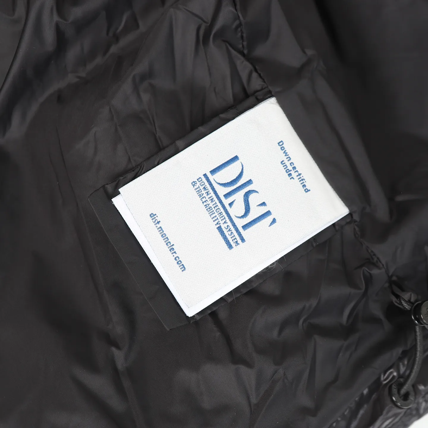 P740 Women's Style] Moncler/Mask Women's Hooded Down Vest Fabric selection: Made of super laque (super lacquered fabric), a material that achieves a high-gloss effect through a special process. Its core lies in surface coating technology rather than nylon made of natural fiber itself. It has a certain hardness, high gloss, and waterproof properties.  Lining fabric selection: Nylon lining has smooth surface, good softness, lighter weight, and has certain strength and wear resistance.  High-quality filling: Made of national standard 90 white duck down, with a filling capacity of 190 grams to ensure excellent warmth retention. The down has been strictly screened and processed and is not easy to drill, ensuring durability.  Accessories: One-to-one customized three-label, One-to-one customized badges, One-to-one customized buttons, SIZE: S/M/L