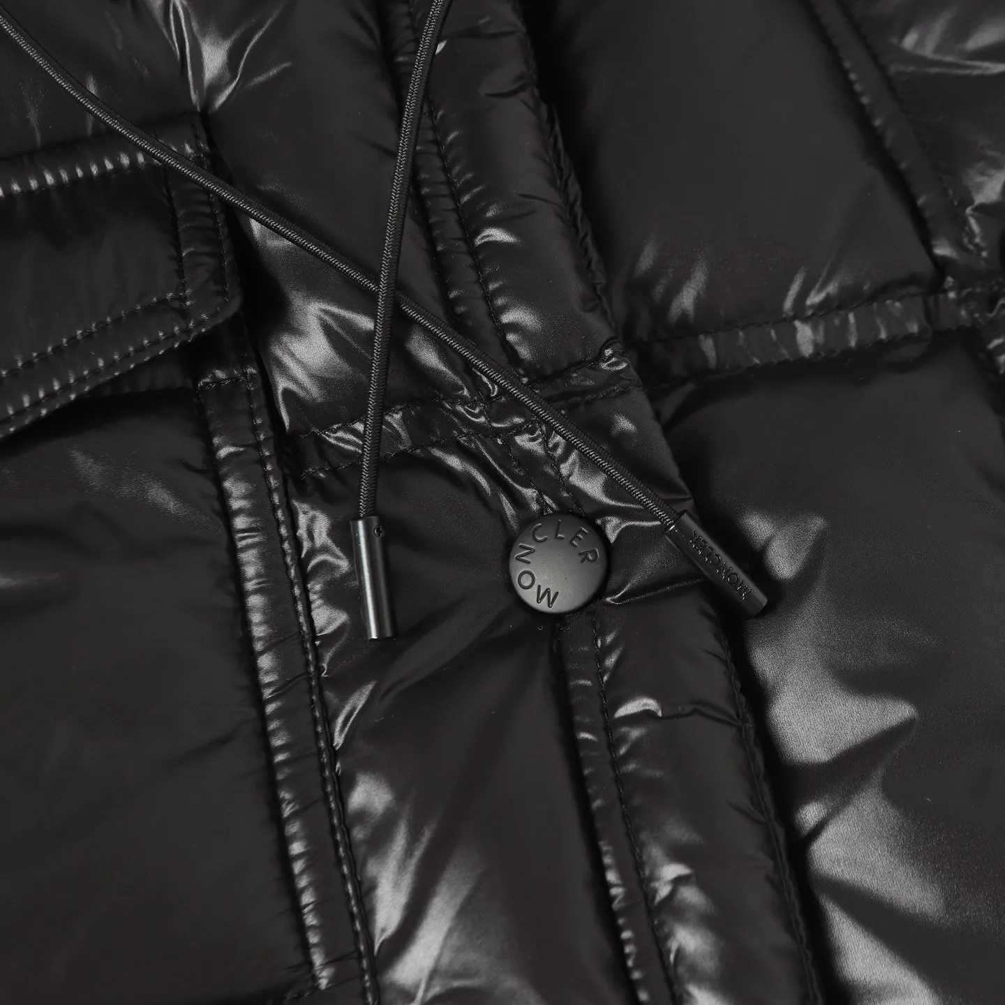 P740 Women's Style] Moncler/Mask Women's Hooded Down Vest Fabric selection: Made of super laque (super lacquered fabric), a material that achieves a high-gloss effect through a special process. Its core lies in surface coating technology rather than nylon made of natural fiber itself. It has a certain hardness, high gloss, and waterproof properties.  Lining fabric selection: Nylon lining has smooth surface, good softness, lighter weight, and has certain strength and wear resistance.  High-quality filling: Made of national standard 90 white duck down, with a filling capacity of 190 grams to ensure excellent warmth retention. The down has been strictly screened and processed and is not easy to drill, ensuring durability.  Accessories: One-to-one customized three-label, One-to-one customized badges, One-to-one customized buttons, SIZE: S/M/L