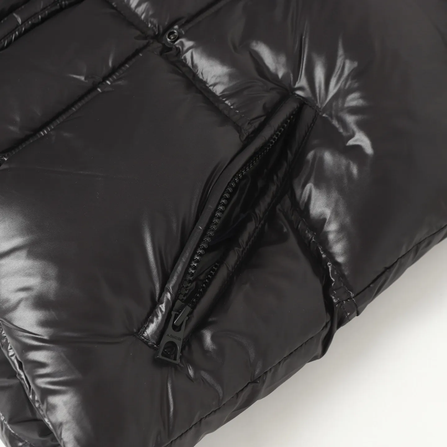 P740 Women's Style] Moncler/Mask Women's Hooded Down Vest Fabric selection: Made of super laque (super lacquered fabric), a material that achieves a high-gloss effect through a special process. Its core lies in surface coating technology rather than nylon made of natural fiber itself. It has a certain hardness, high gloss, and waterproof properties.  Lining fabric selection: Nylon lining has smooth surface, good softness, lighter weight, and has certain strength and wear resistance.  High-quality filling: Made of national standard 90 white duck down, with a filling capacity of 190 grams to ensure excellent warmth retention. The down has been strictly screened and processed and is not easy to drill, ensuring durability.  Accessories: One-to-one customized three-label, One-to-one customized badges, One-to-one customized buttons, SIZE: S/M/L
