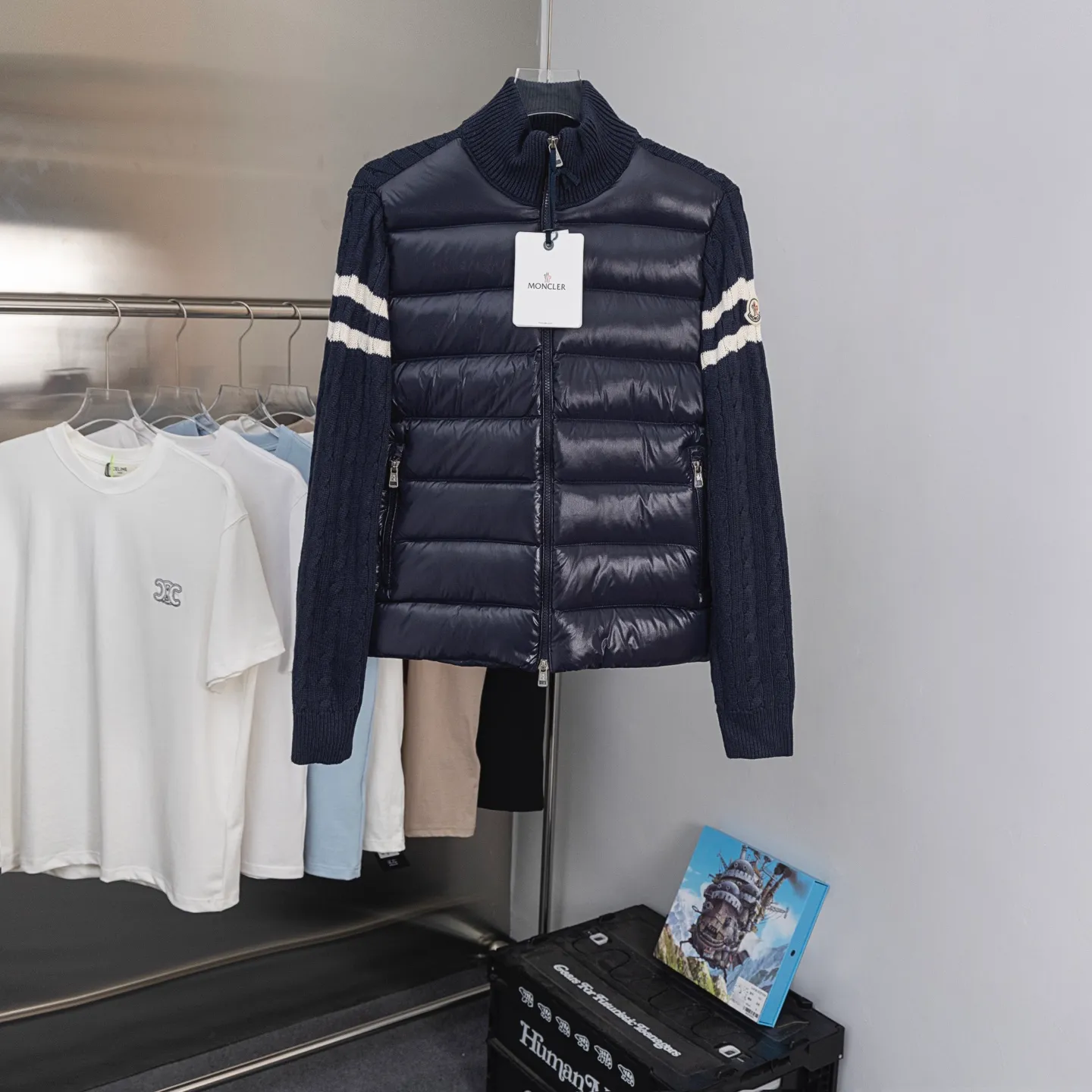 P640 2025 Autumn and Winter New Style🆕Down Jacket Top Purchasing Version MONCLER Wool Spliced Sleeves Same Style for Men and Women Down Jacket Jacket MONCLER / Moncler / Mouth New Style Each down jacket has been processed through at least 150 processes. The maximum fill power can reach 800➕ Make the wear warmer 5A level standard Use German anti-down needles up to 11 stitches every three centimeters Precision sewing Sleeve LOGO mark: The sleeve LOGO mark is made of wool, and the embroidery is made by Japanese Tajima machine. NFC chip: Both the sleeve wool embroidery mark and the inner wash mark can verify the NFC chip. Fabric: Light waterproof and breathable nylon cloth. Filling: 90% white duck down. Made of the best cloud velvet. Very high fluffy and very warm. Zipper: electroplated engraved logo zipper consistent with the original version. Embroidery: made by Japanese Tajima embroidery machine. Accessories: main label. Wash label. Tags and packaging are all original and complete