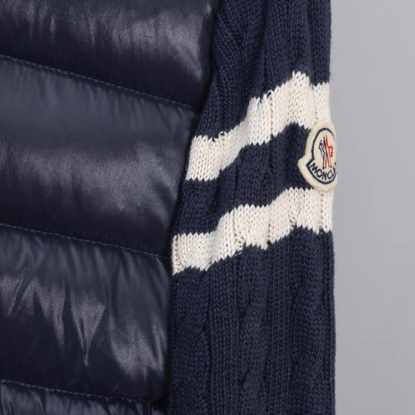 P640 2025 Autumn and Winter New Style🆕Down Jacket Top Purchasing Version MONCLER Wool Spliced Sleeves Same Style for Men and Women Down Jacket Jacket MONCLER / Moncler / Mouth New Style Each down jacket has been processed through at least 150 processes. The maximum fill power can reach 800➕ Make the wear warmer 5A level standard Use German anti-down needles up to 11 stitches every three centimeters Precision sewing Sleeve LOGO mark: The sleeve LOGO mark is made of wool, and the embroidery is made by Japanese Tajima machine. NFC chip: Both the sleeve wool embroidery mark and the inner wash mark can verify the NFC chip. Fabric: Light waterproof and breathable nylon cloth. Filling: 90% white duck down. Made of the best cloud velvet. Very high fluffy and very warm. Zipper: electroplated engraved logo zipper consistent with the original version. Embroidery: made by Japanese Tajima embroidery machine. Accessories: main label. Wash label. Tags and packaging are all original and complete