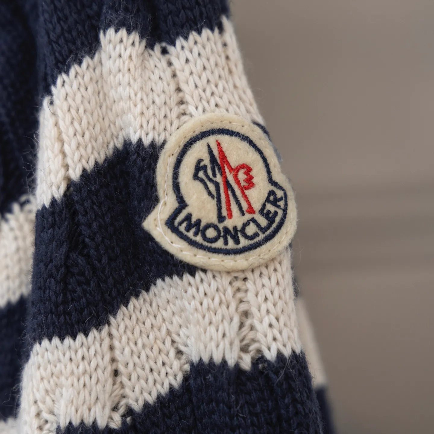 P640 2025 Autumn and Winter New Style🆕Down Jacket Top Purchasing Version MONCLER Wool Spliced Sleeves Same Style for Men and Women Down Jacket Jacket MONCLER / Moncler / Mouth New Style Each down jacket has been processed through at least 150 processes. The maximum fill power can reach 800➕ Make the wear warmer 5A level standard Use German anti-down needles up to 11 stitches every three centimeters Precision sewing Sleeve LOGO mark: The sleeve LOGO mark is made of wool, and the embroidery is made by Japanese Tajima machine. NFC chip: Both the sleeve wool embroidery mark and the inner wash mark can verify the NFC chip. Fabric: Light waterproof and breathable nylon cloth. Filling: 90% white duck down. Made of the best cloud velvet. Very high fluffy and very warm. Zipper: electroplated engraved logo zipper consistent with the original version. Embroidery: made by Japanese Tajima embroidery machine. Accessories: main label. Wash label. Tags and packaging are all original and complete