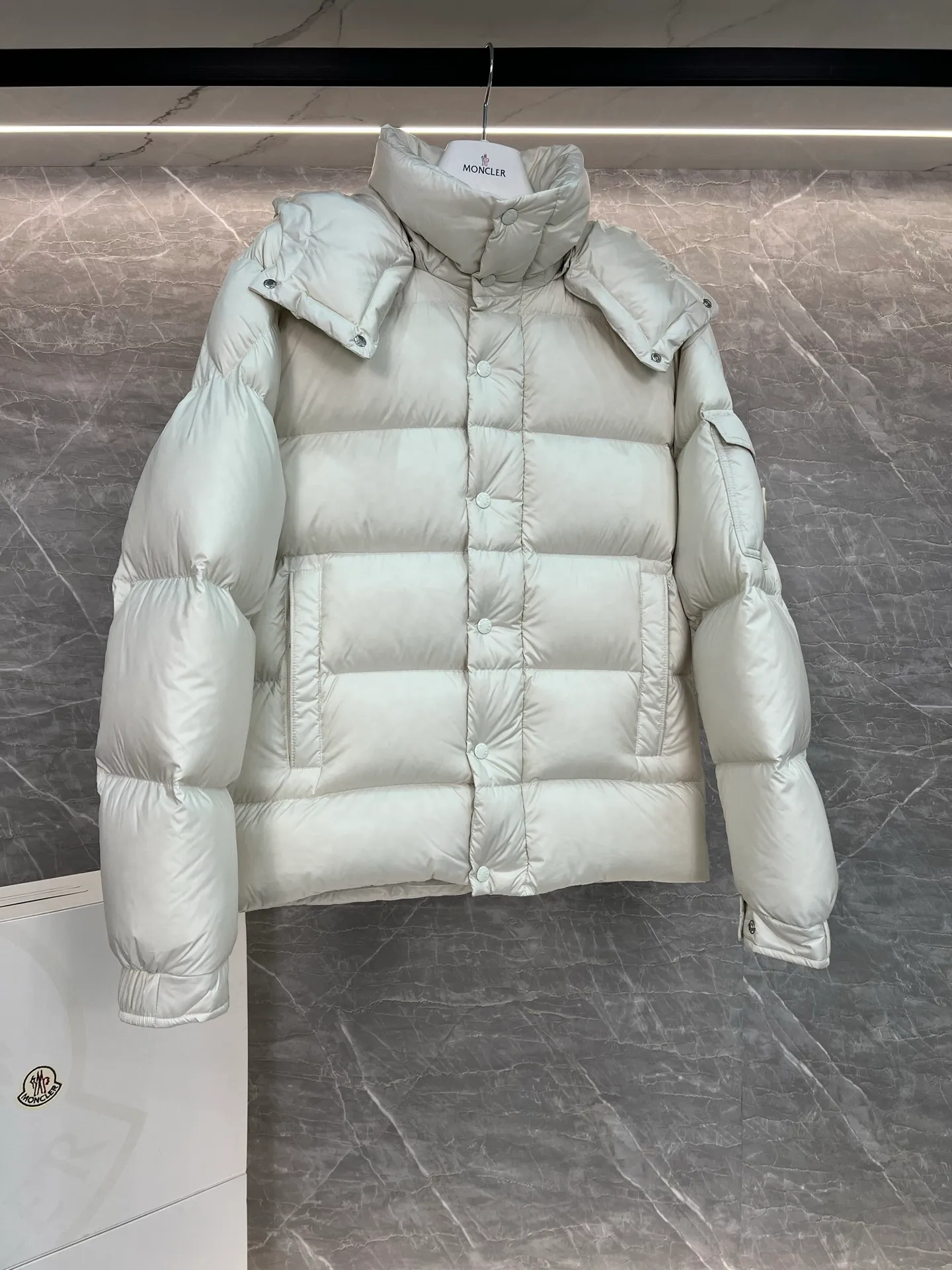 P780 Hot Sale ⬆️Moncler [New Product] Maya Women's 90 White Duck Down Winter Down Jacket Jacket. ❗️❗️❗️❗️❗️ The iconic Moncler down jacket is highly recognizable.  The Moncler Maya cropped down jacket is refreshed in a new colorway. Made from matte fabric and featuring signature checkered quilting, it reflects the essence of the Moncler brand. The style features a sharp silhouette with a detachable hood and adjustable hem in a timeless design suitable for every season and trend. The sleeves feature classic patch pockets. Details •Made from polyester fabric •Polyester lining •Down filling •Removable and adjustable hood •Zipper closure with snap buttons at front windshield •Zip pockets •Adjustable cuffs •Elastic drawstring hem Size : 1-2-3-4-5 Black, White, Pink, Cardigan