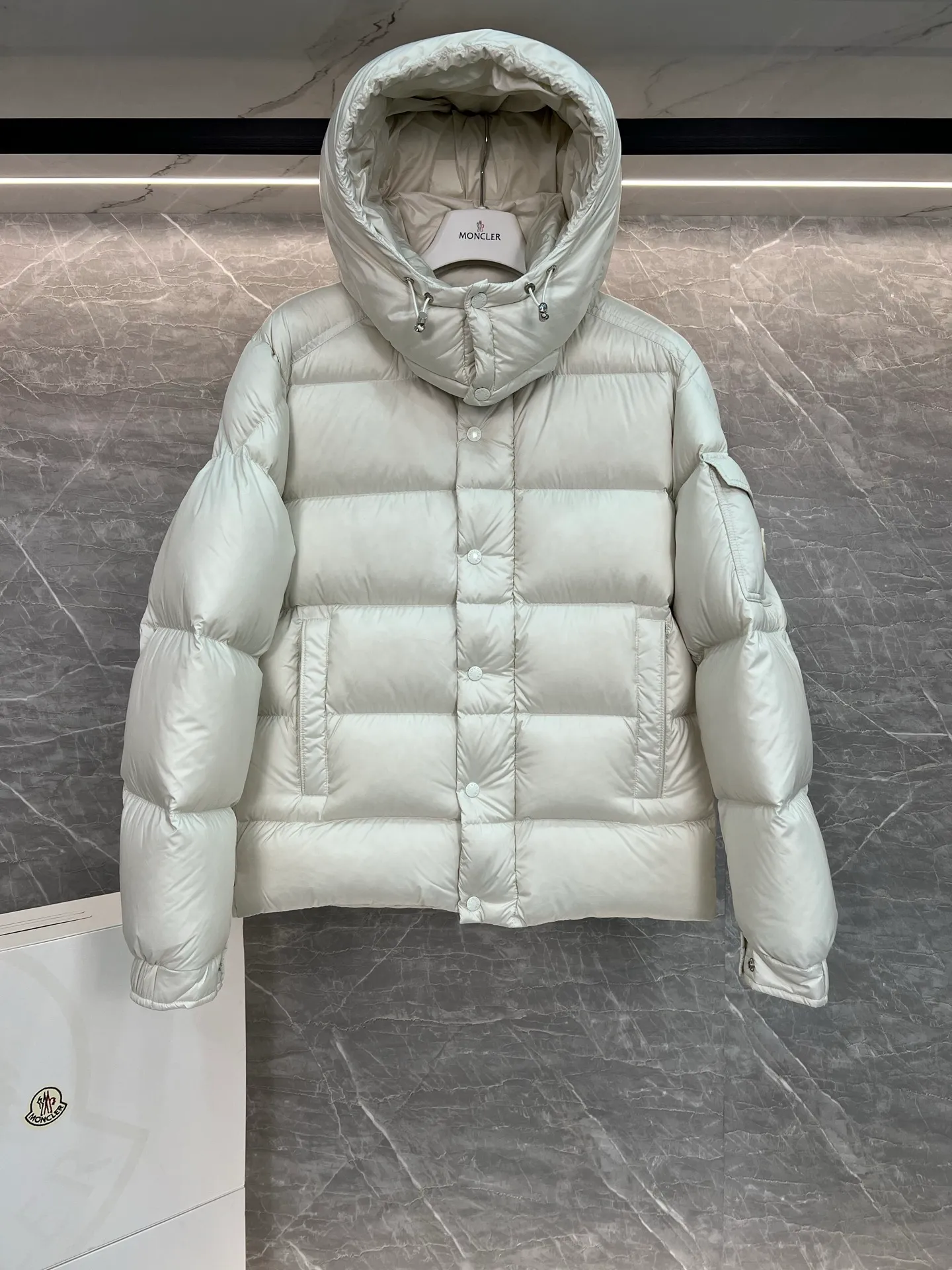 P780 Hot Sale ⬆️Moncler [New Product] Maya Women's 90 White Duck Down Winter Down Jacket Jacket. ❗️❗️❗️❗️❗️ The iconic Moncler down jacket is highly recognizable.  The Moncler Maya cropped down jacket is refreshed in a new colorway. Made from matte fabric and featuring signature checkered quilting, it reflects the essence of the Moncler brand. The style features a sharp silhouette with a detachable hood and adjustable hem in a timeless design suitable for every season and trend. The sleeves feature classic patch pockets. Details •Made from polyester fabric •Polyester lining •Down filling •Removable and adjustable hood •Zipper closure with snap buttons at front windshield •Zip pockets •Adjustable cuffs •Elastic drawstring hem Size : 1-2-3-4-5 Black, White, Pink, Cardigan