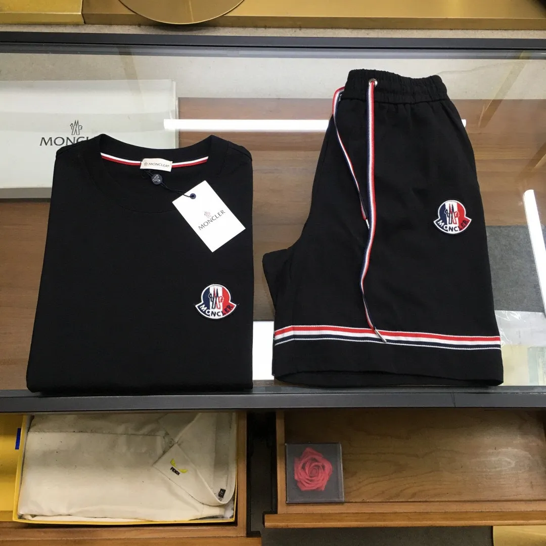 P570 Brand [MONCLER Mouth Covered] 2025 round neck short-sleeved shorts suit. The pure cotton fabric upper body will not be stuffy, the smooth and comfortable skin-friendly effect is more breathable, the fabric has its own texture, classic logo technology, a new interpretation from a unique angle, fashionable and versatile choice! Size: M-3XL (maximum wear: 190 pounds)
