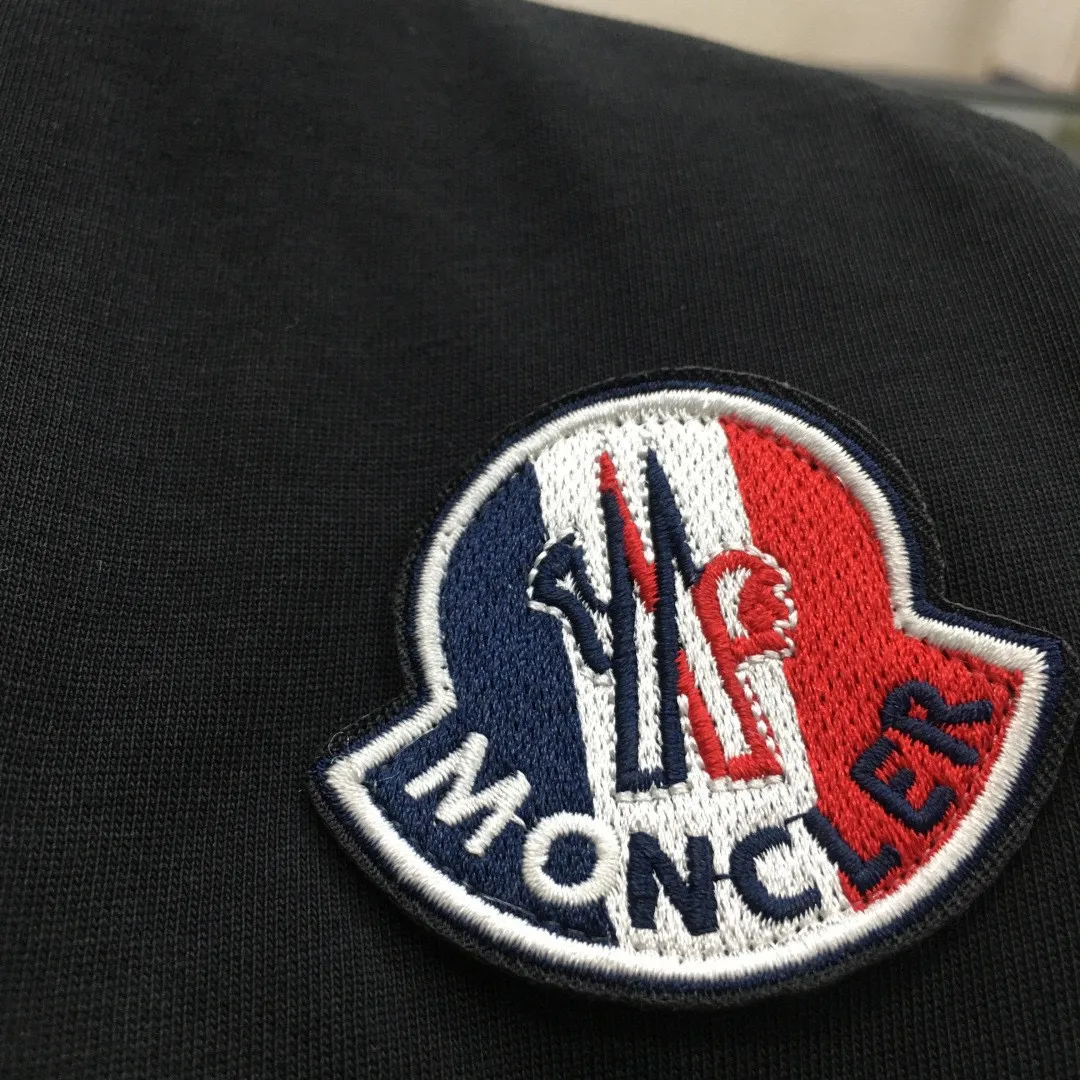 P570 Brand [MONCLER Mouth Covered] 2025 round neck short-sleeved shorts suit. The pure cotton fabric upper body will not be stuffy, the smooth and comfortable skin-friendly effect is more breathable, the fabric has its own texture, classic logo technology, a new interpretation from a unique angle, fashionable and versatile choice! Size: M-3XL (maximum wear: 190 pounds)