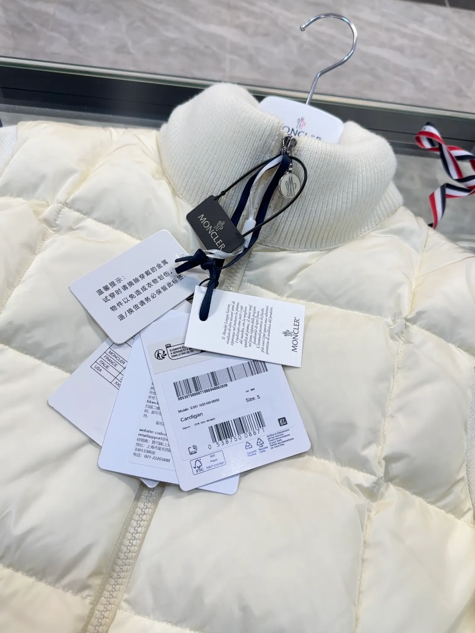 P600 Moncler women's padded wool zipper cardigan. More details shot. L258031