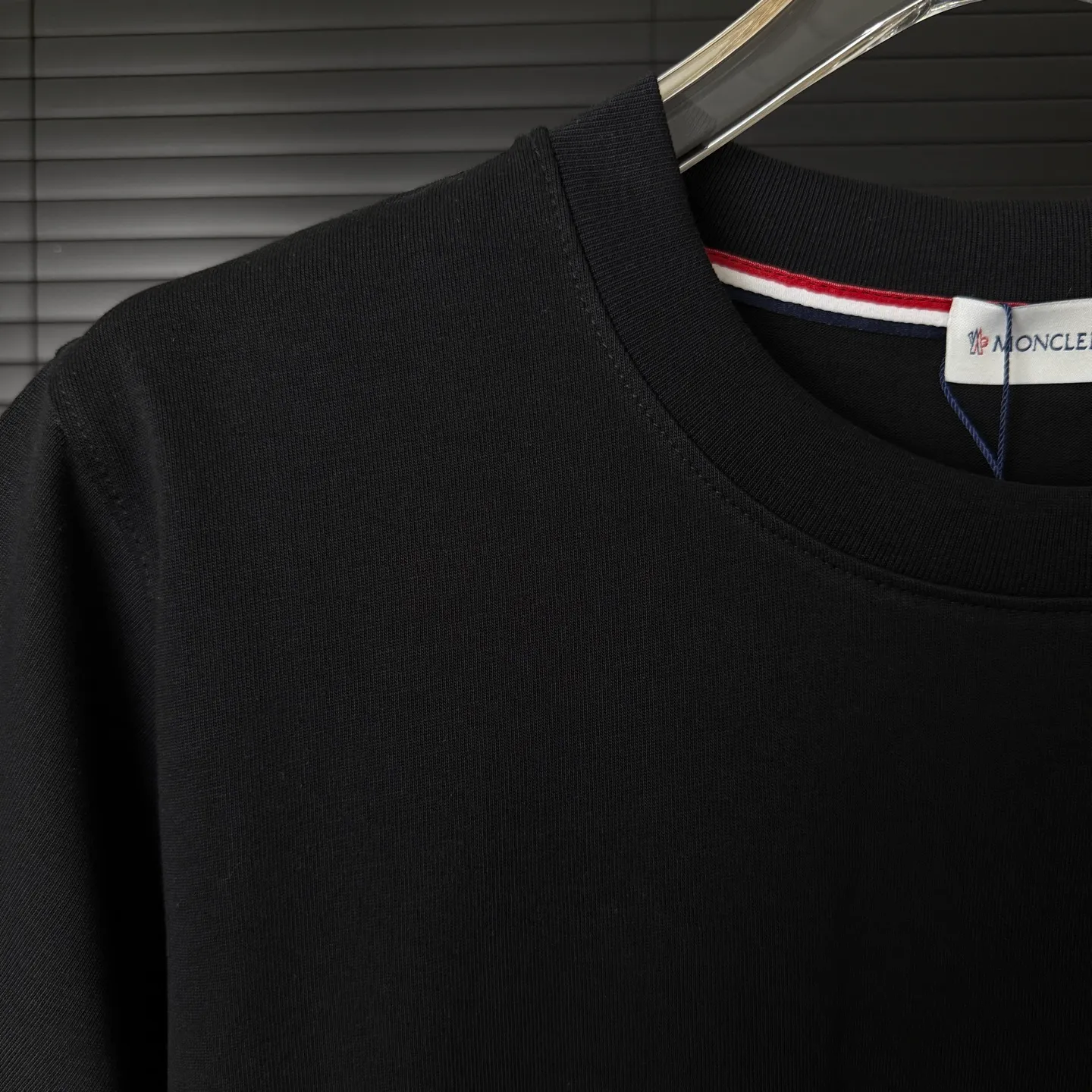 P170 A233 (Long-term replenishment, arrival the next day) MONCLER/mask three-dimensional offset printing letter LOGO round neck short-sleeved T-shirt exclusive first launch high-definition The fabric is made of 300 grams of heavyweight pure cotton, customized with 32 counts of double thread, and washed twice for ready-to-wear. The fabric is comfortable and skin-friendly. It is custom-dyed fabric with high textile density and good drape. It is not easy to deform or shrink. The thick texture and compact spinning process will not affect the breathability of the fabric. The color saturation is very high. Imported Tajima embroidery technology has a good upper body effect. It is a versatile and good-looking short sleeve. The loose version covers the flesh and makes you slim. Size: S~XL Color: white black