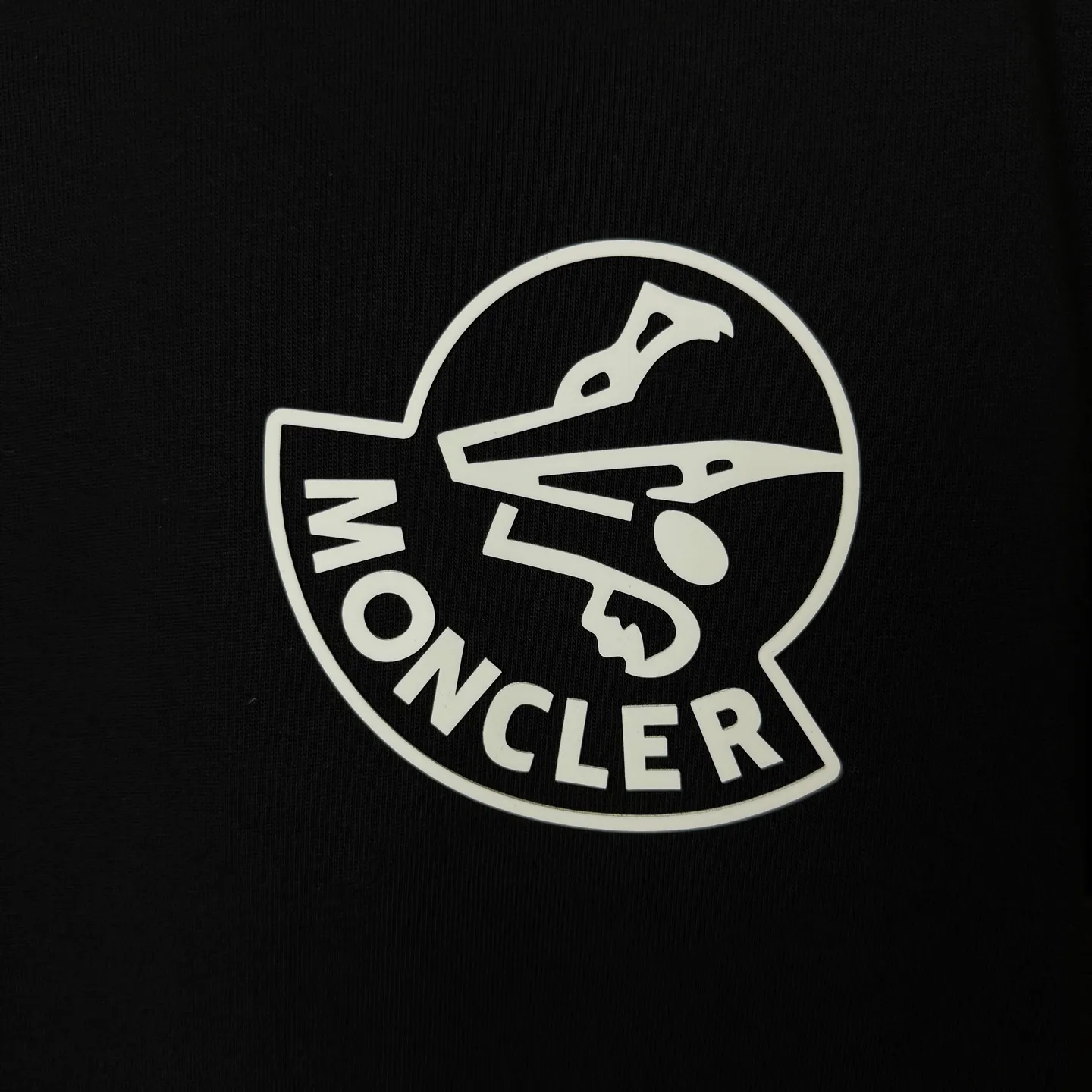 P170 A233 (Long-term replenishment, arrival the next day) MONCLER/mask three-dimensional offset printing letter LOGO round neck short-sleeved T-shirt exclusive first launch high-definition The fabric is made of 300 grams of heavyweight pure cotton, customized with 32 counts of double thread, and washed twice for ready-to-wear. The fabric is comfortable and skin-friendly. It is custom-dyed fabric with high textile density and good drape. It is not easy to deform or shrink. The thick texture and compact spinning process will not affect the breathability of the fabric. The color saturation is very high. Imported Tajima embroidery technology has a good upper body effect. It is a versatile and good-looking short sleeve. The loose version covers the flesh and makes you slim. Size: S~XL Color: white black
