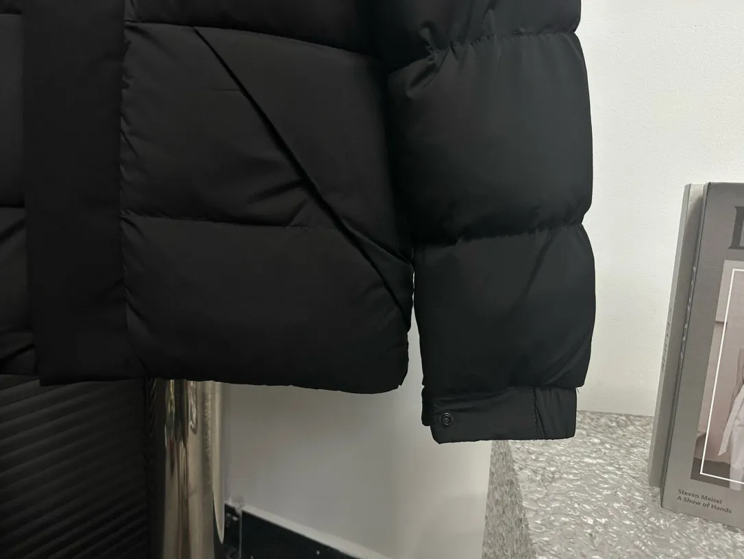 P820 ​​[Moncler] Mouth Guard Three-dimensional Embossed Letters Down Jacket Black Samurai Hooded Mid-Length Down Jacket Hard to find on the official website Filled with 95% goose down The Madeira down jacket is a staple item in the functional wardrobe. Made of Longuesaison nylon, it provides excellent warmth and comfort. Presented in calming neutral tones, the loose silhouette pays homage to clean design. Made from matt Longue Saison nylon Painted nylon lining Filled with down Hood and front placket made from 2.5 layers of fabric Logo lettering embossed Hidden button and zip closure Exterior pockets with concealed snap fastening Chest pockets with zipper closure Adjustable hood and flat elastic drawstring Matt black branding Sizes: 1 2 3 4 5