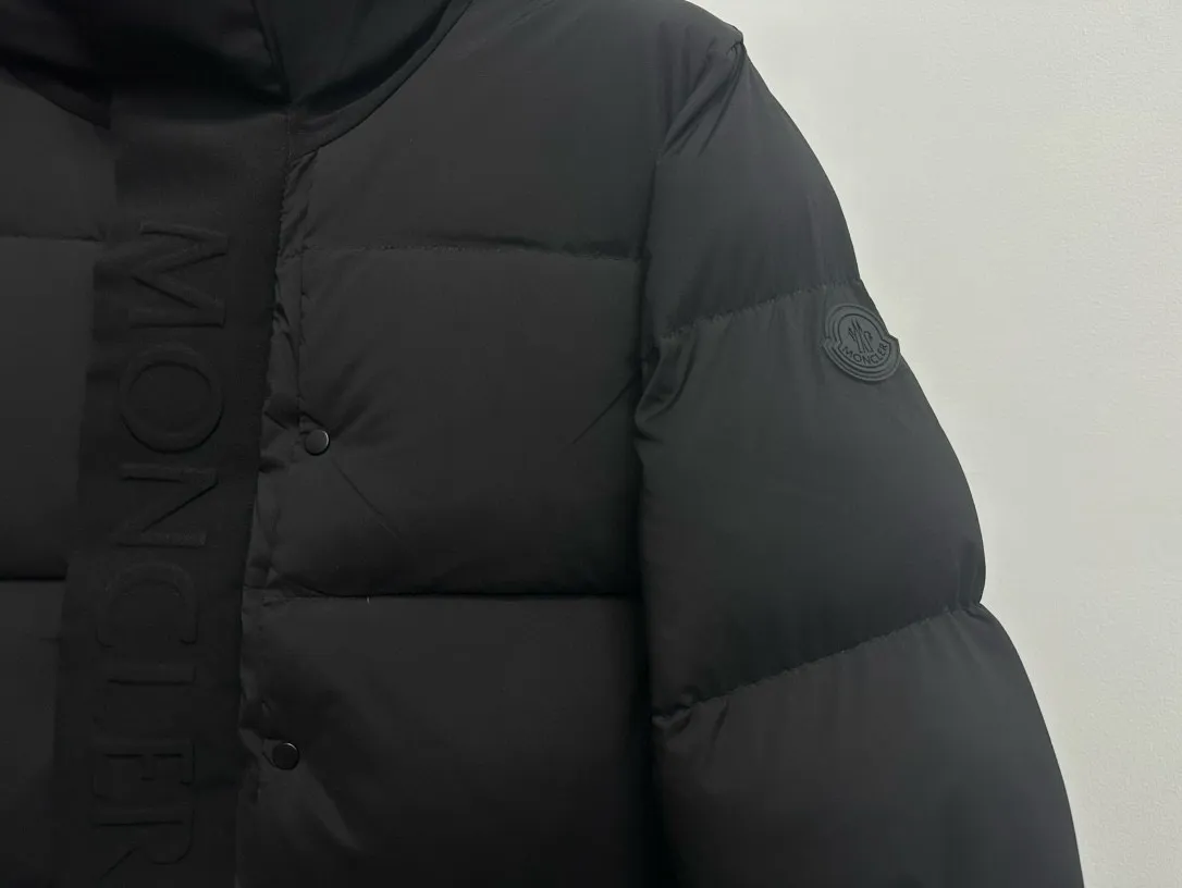 P820 ​​[Moncler] Mouth Guard Three-dimensional Embossed Letters Down Jacket Black Samurai Hooded Mid-Length Down Jacket Hard to find on the official website Filled with 95% goose down The Madeira down jacket is a staple item in the functional wardrobe. Made of Longuesaison nylon, it provides excellent warmth and comfort. Presented in calming neutral tones, the loose silhouette pays homage to clean design. Made from matt Longue Saison nylon Painted nylon lining Filled with down Hood and front placket made from 2.5 layers of fabric Logo lettering embossed Hidden button and zip closure Exterior pockets with concealed snap fastening Chest pockets with zipper closure Adjustable hood and flat elastic drawstring Matt black branding Sizes: 1 2 3 4 5