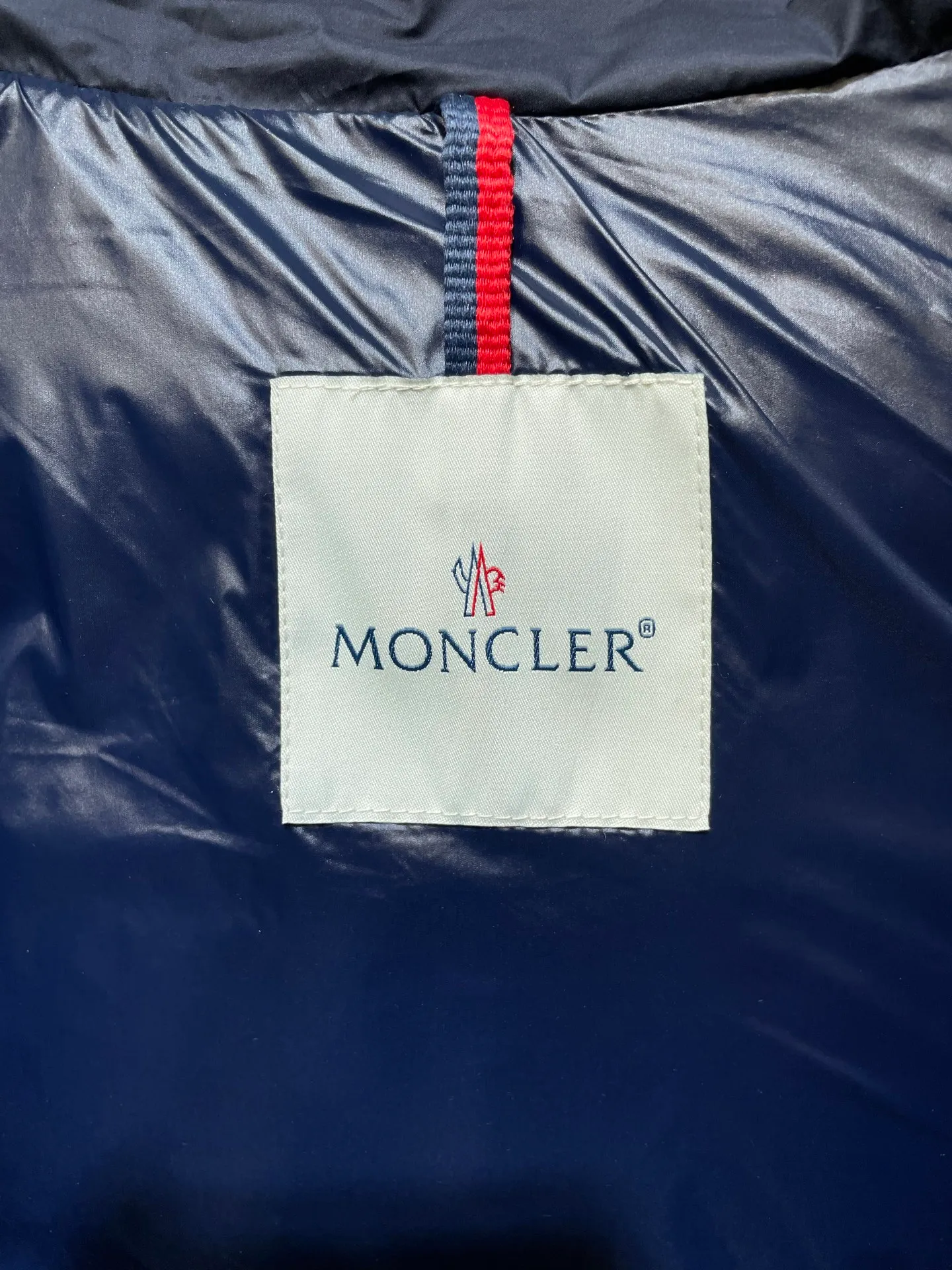 P1180 Moncler blue black 🌟Mayan matte long fabric is made of the original longue saison nylon material, which can effectively block wind and rain and keep the interior dry and comfortable. Comfortable and wind resistant. The inner filling is made of high-quality national standard 90 white goose down, which has light fluffiness and excellent thermal insulation performance. Quilting design, classic rectangular texture, a quilting process that can not only fix down to prevent it from running away, but is also an important decorative element. Stitching technology is very important, fine stitches can better lock the velvet. The internal washing label N is equipped with an anti-counterfeiting chip and a built-in sensor to verify the authenticity. It is detachable with buckles and can be adjusted with drawstrings at the hem and cuffs. The hardware accessories are unified to restore the original zippers, using YKK brand zippers for smoother and more durable buckles, windproof design ribs on the cuffs and hem, and adjustable drawstrings. Custom woven and dyed, no color difference from the original. Perfect restoration of ingenious craftsmanship, complete three standards, customized accessories size: 12345