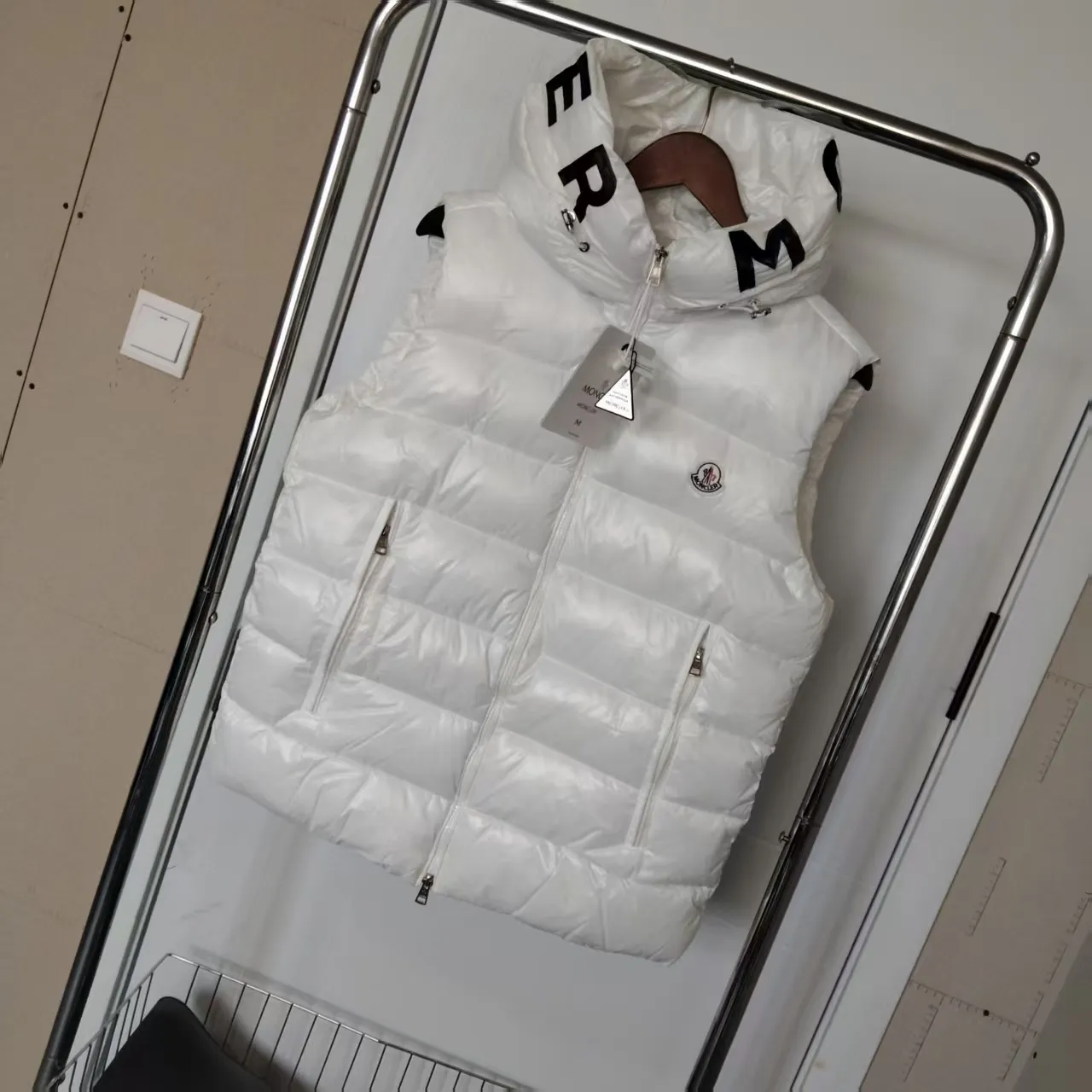 P680 🇫🇷𝐌𝐎𝐍𝐂𝐋𝐄𝐑 ⬆️🆕Mo＊cⅠer Hooded Web Lettered Down Vest Made of polyester, the down vest is an example of Moner's commitment to using low environmental impact materials. What a sense of detail! ! Fried chicken stick with upper body effect! Color: black, white Size: m-5XL