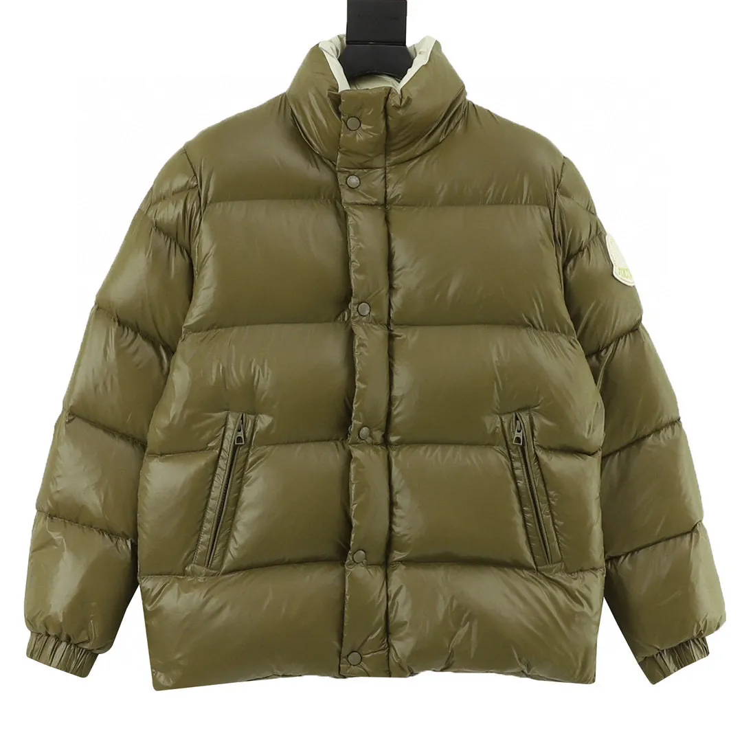 P920 top version 𝐦𝐨𝐧𝐜𝐥𝐞𝐫 Moncler1952 European limited men's short down jacket with three continents towel embroidered logo. High-end velvet filling. Extremely full and lightweight. The barcode model number corresponds to the official website. The tag has built-in NFC inductor anti-counterfeiting. Supports multiple anti-counterfeiting verifications. 1952This men's short down jacket is crafted from crisp fabric with a bold glossy finish.  Product details: The 1952 down jacket is made of functional glossy nylon fabric, which is comfortable and warm without being heavy. Chenille logo patch highlights the essence of the brand Details: • Made of super laqué fabric • Nylon laqué lining • Filled down • Stand collar • Zipper and snap closure • Zippered pockets • Adjustable cuffs • Drawstring hem • Chenille logo patch Style number: A101# Color: Black Off-white Green size: 1-5
