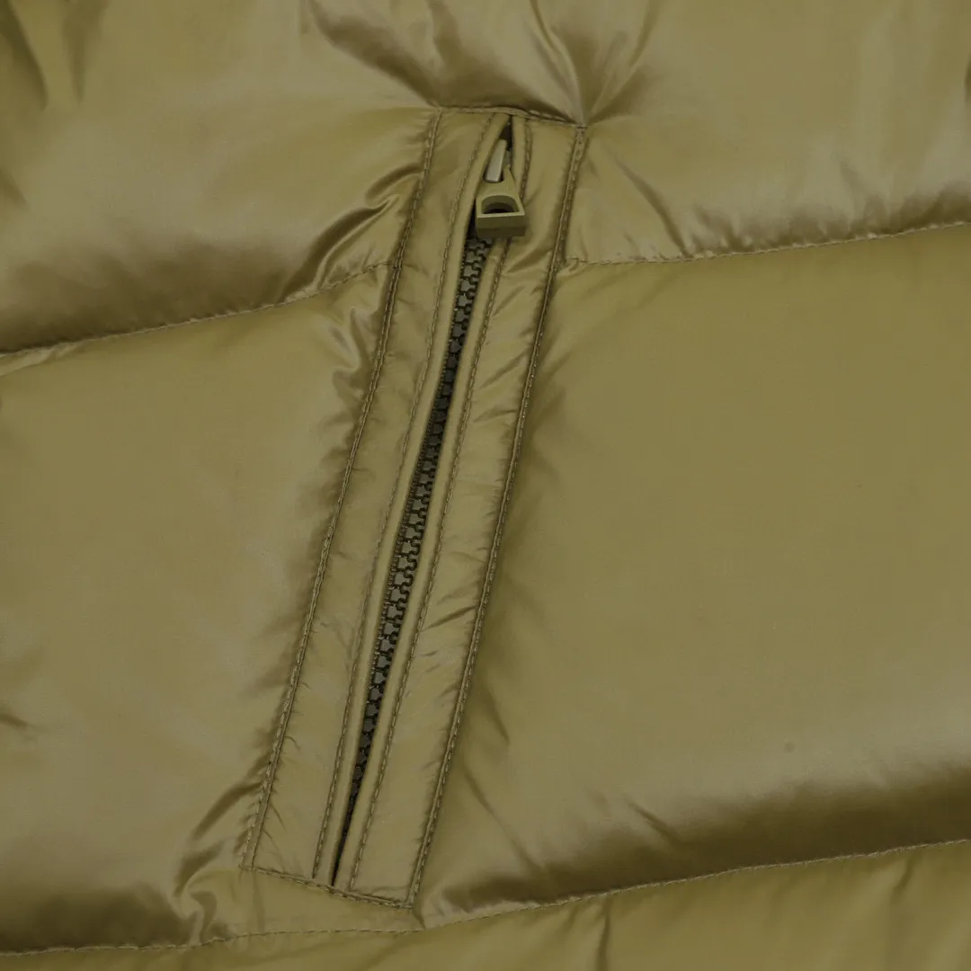 P920 top version 𝐦𝐨𝐧𝐜𝐥𝐞𝐫 Moncler1952 European limited men's short down jacket with three continents towel embroidered logo. High-end velvet filling. Extremely full and lightweight. The barcode model number corresponds to the official website. The tag has built-in NFC inductor anti-counterfeiting. Supports multiple anti-counterfeiting verifications. 1952This men's short down jacket is crafted from crisp fabric with a bold glossy finish.  Product details: The 1952 down jacket is made of functional glossy nylon fabric, which is comfortable and warm without being heavy. Chenille logo patch highlights the essence of the brand Details: • Made of super laqué fabric • Nylon laqué lining • Filled down • Stand collar • Zipper and snap closure • Zippered pockets • Adjustable cuffs • Drawstring hem • Chenille logo patch Style number: A101# Color: Black Off-white Green size: 1-5