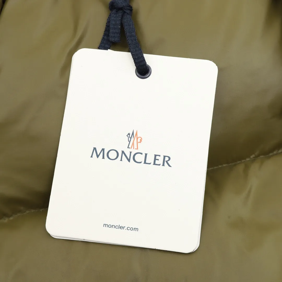 P920 top version 𝐦𝐨𝐧𝐜𝐥𝐞𝐫 Moncler1952 European limited men's short down jacket with three continents towel embroidered logo. High-end velvet filling. Extremely full and lightweight. The barcode model number corresponds to the official website. The tag has built-in NFC inductor anti-counterfeiting. Supports multiple anti-counterfeiting verifications. 1952This men's short down jacket is crafted from crisp fabric with a bold glossy finish.  Product details: The 1952 down jacket is made of functional glossy nylon fabric, which is comfortable and warm without being heavy. Chenille logo patch highlights the essence of the brand Details: • Made of super laqué fabric • Nylon laqué lining • Filled down • Stand collar • Zipper and snap closure • Zippered pockets • Adjustable cuffs • Drawstring hem • Chenille logo patch Style number: A101# Color: Black Off-white Green size: 1-5