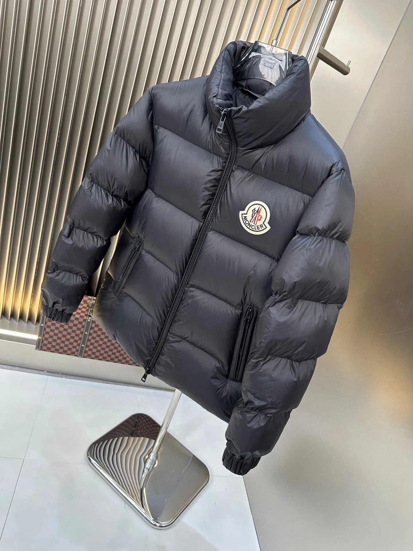 P740. 💎 Absolutely the lowest price on the entire internet💎 Special king fried ⬆️Moncler Citala short men's. Looking at it, none of the market versions can match a ton of special European gooseneck velvet filling. With a fill power of 850+, I am twice as thick as the market version, but twice as light. (⚠️ Hot color matching, small inventory, order expedited) Citala men's short down is made of lightweight fabric in pop colors, emphasizing the youthfulness of the collection.  Citala down is made from lightweight nylon fabric and longue saison lining, making it comfortable and warm without being bulky. This cropped style has a comfortable fit, a signature high collar and a gingham-stitched silhouette. Details •Made from lightweight nylon fabric •Longue saison lining •Down filling (⚠️Premium goose down) •Stand collar •Zip closure •Zip pockets •Elastic cuffs and hem •Felt logo patch Size : 1-5 Couple size.