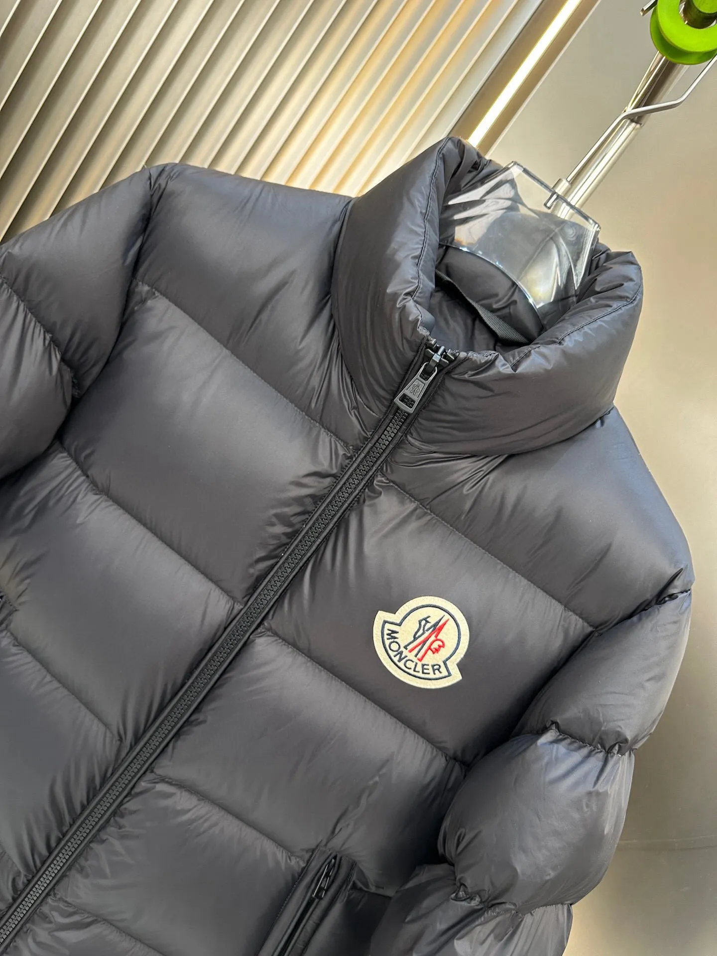 P740. 💎 Absolutely the lowest price on the entire internet💎 Special king fried ⬆️Moncler Citala short men's. Looking at it, none of the market versions can match a ton of special European gooseneck velvet filling. With a fill power of 850+, I am twice as thick as the market version, but twice as light. (⚠️ Hot color matching, small inventory, order expedited) Citala men's short down is made of lightweight fabric in pop colors, emphasizing the youthfulness of the collection.  Citala down is made from lightweight nylon fabric and longue saison lining, making it comfortable and warm without being bulky. This cropped style has a comfortable fit, a signature high collar and a gingham-stitched silhouette. Details •Made from lightweight nylon fabric •Longue saison lining •Down filling (⚠️Premium goose down) •Stand collar •Zip closure •Zip pockets •Elastic cuffs and hem •Felt logo patch Size : 1-5 Couple size.