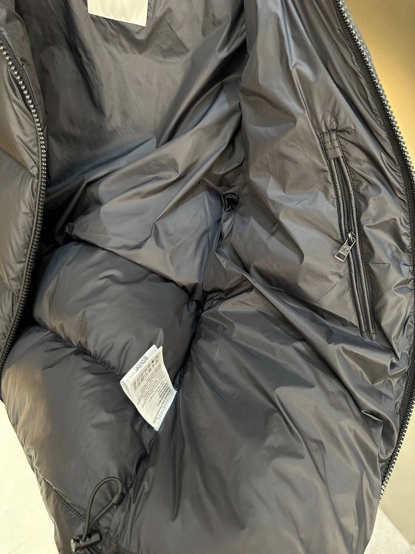 P740. 💎 Absolutely the lowest price on the entire internet💎 Special king fried ⬆️Moncler Citala short men's. Looking at it, none of the market versions can match a ton of special European gooseneck velvet filling. With a fill power of 850+, I am twice as thick as the market version, but twice as light. (⚠️ Hot color matching, small inventory, order expedited) Citala men's short down is made of lightweight fabric in pop colors, emphasizing the youthfulness of the collection.  Citala down is made from lightweight nylon fabric and longue saison lining, making it comfortable and warm without being bulky. This cropped style has a comfortable fit, a signature high collar and a gingham-stitched silhouette. Details •Made from lightweight nylon fabric •Longue saison lining •Down filling (⚠️Premium goose down) •Stand collar •Zip closure •Zip pockets •Elastic cuffs and hem •Felt logo patch Size : 1-5 Couple size.