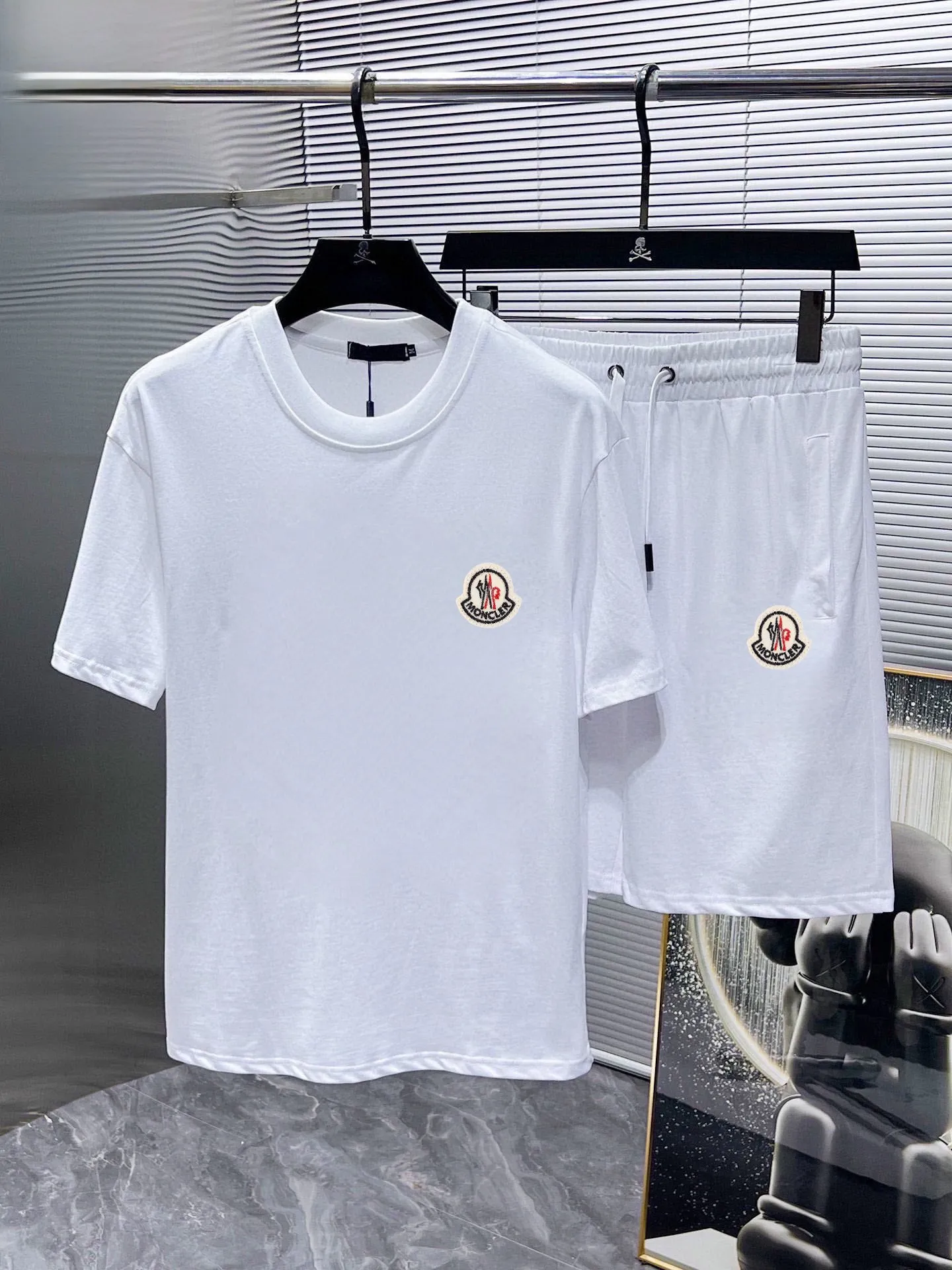 P280 Brand [MONCLER] 2025 new men’s short-sleeved shorts suit! Synchronous sales on the official website! High-end version on the market! It feels delicate and soft! Make you more comfortable to wear! The draped silhouette is awesome! Size: M-5XL (please state your height and weight when placing an order)