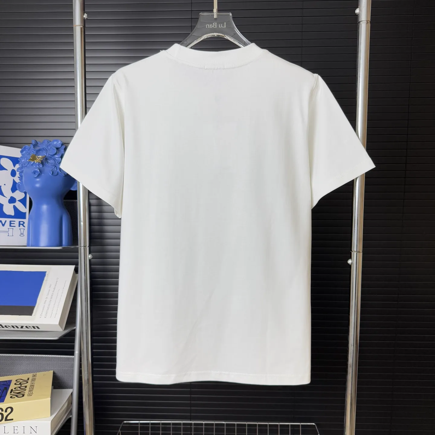 P170 A236 (Long-term replenishment, arrival the next day) MONCLER/mask three-dimensional offset printing letter LOGO round neck short-sleeved T-shirt exclusive first launch high-definition The fabric is made of 300 grams of heavyweight pure cotton, customized with 32 counts of double thread, and washed twice for ready-to-wear. The fabric is comfortable and skin-friendly. It is custom-dyed fabric with high textile density and good drape. It is not easy to deform or shrink. The thick texture and compact spinning process will not affect the breathability of the fabric. The color saturation is very high. Imported Tajima embroidery technology has a good upper body effect. It is a versatile and good-looking short sleeve. The loose version covers the flesh and makes you slim. Size: S~XL Color: white black