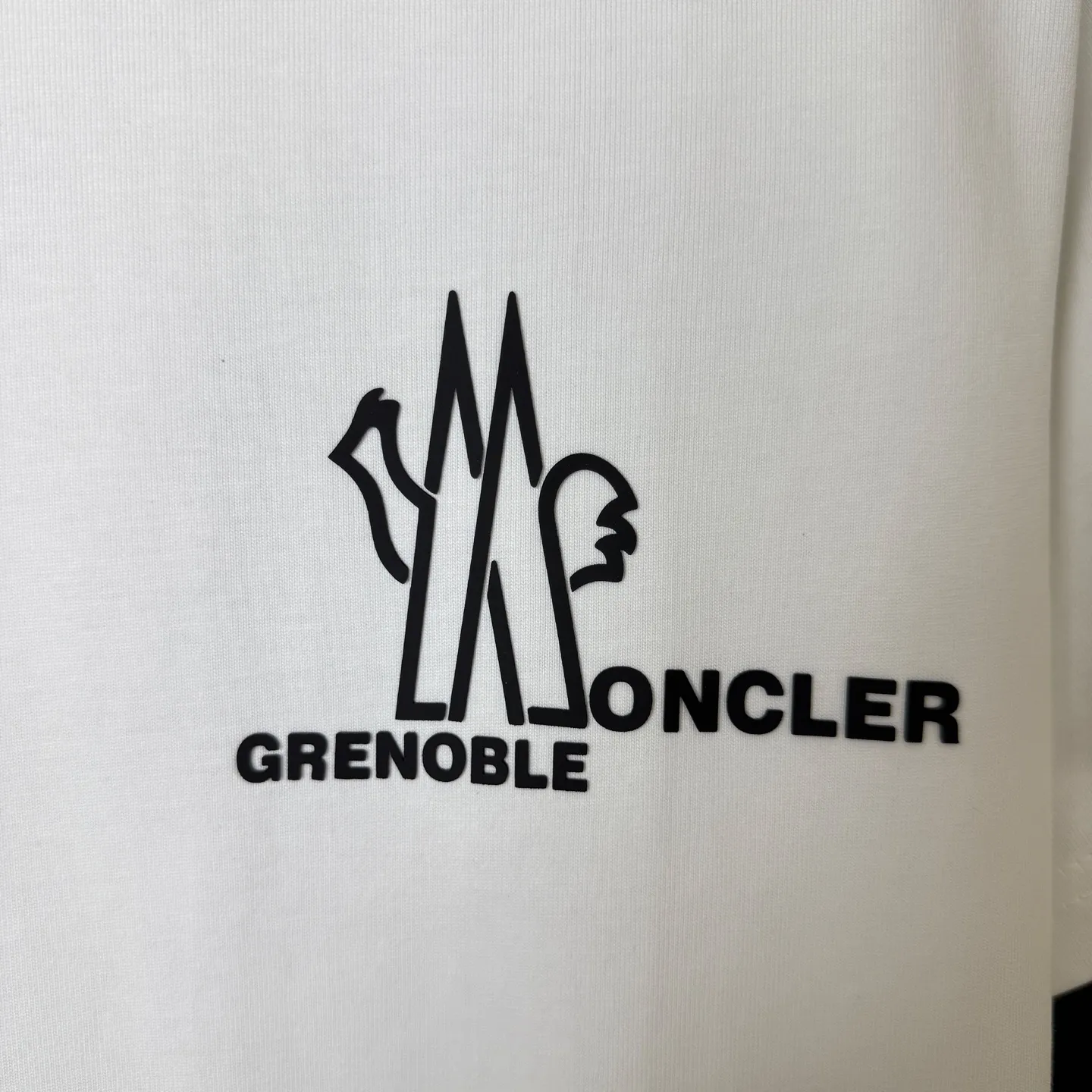P170 A236 (Long-term replenishment, arrival the next day) MONCLER/mask three-dimensional offset printing letter LOGO round neck short-sleeved T-shirt exclusive first launch high-definition The fabric is made of 300 grams of heavyweight pure cotton, customized with 32 counts of double thread, and washed twice for ready-to-wear. The fabric is comfortable and skin-friendly. It is custom-dyed fabric with high textile density and good drape. It is not easy to deform or shrink. The thick texture and compact spinning process will not affect the breathability of the fabric. The color saturation is very high. Imported Tajima embroidery technology has a good upper body effect. It is a versatile and good-looking short sleeve. The loose version covers the flesh and makes you slim. Size: S~XL Color: white black