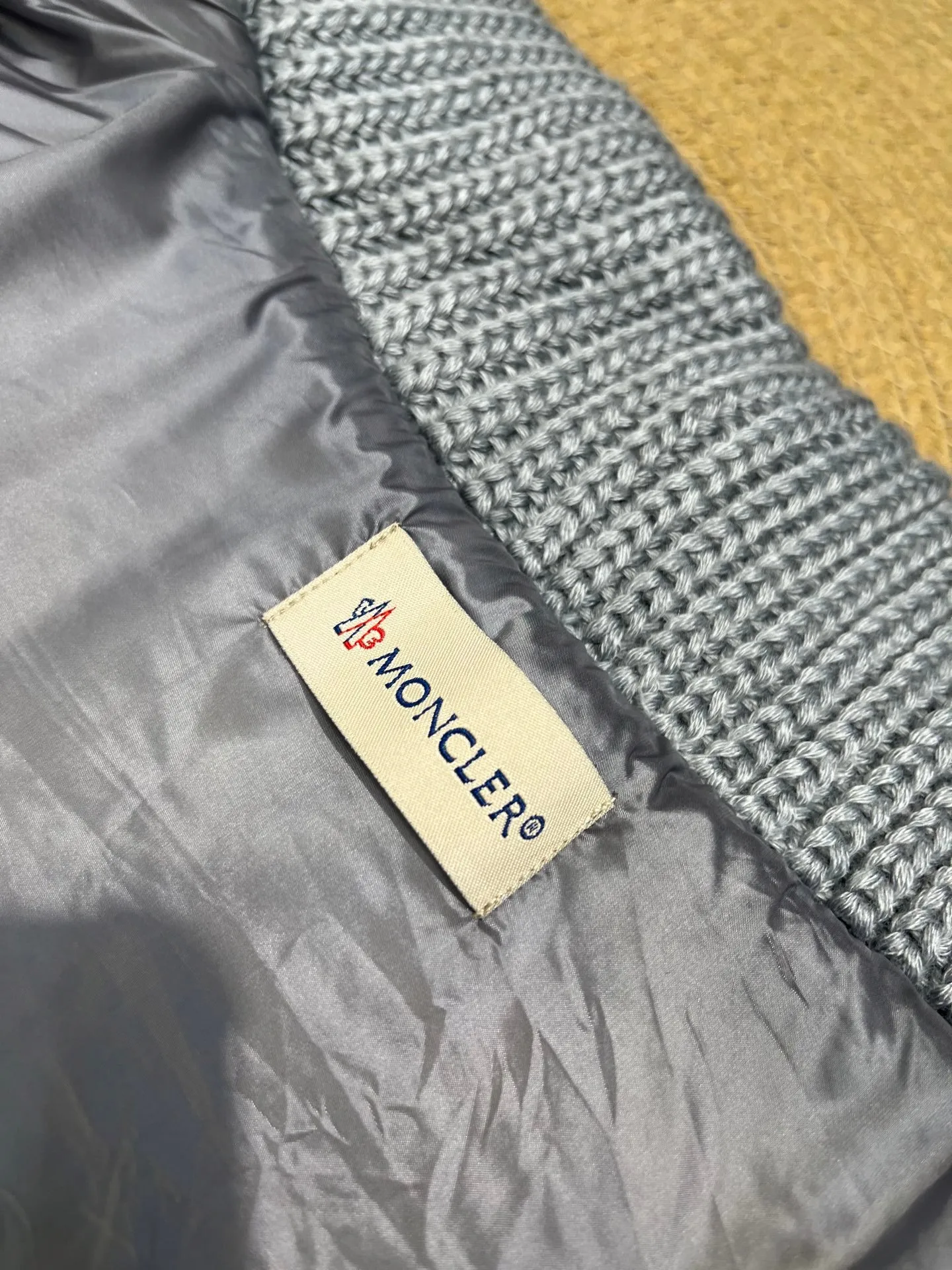 P640 Moncler 🌟 2025 autumn and winter new Cardigan, medium-thick down jacket, the bottom of the fabric has been treated with anti-drilling velvet, it is not a currency on the market, feel free to wear it! The classic quilted design outlines a slim silhouette, and the stand-up collar details enhance the temperament, while being lightweight and warm. Wear it as a layer during spring or winter, and you can easily weather the changing weather in one piece. Choose from three colors to suit your style: low-key black, pure white, high-end grey, three high-end tones, suitable for different occasions and styles. The short cut lengthens the proportion, and even a small person can wear it with long legs! High-end goose down, the choice of quality. Carefully selected high-quality goose down filling, which has both fluffiness and warmth, is light and weightless. Every detail shows craftsmanship. Color: black, pink and gray. Size: s m l